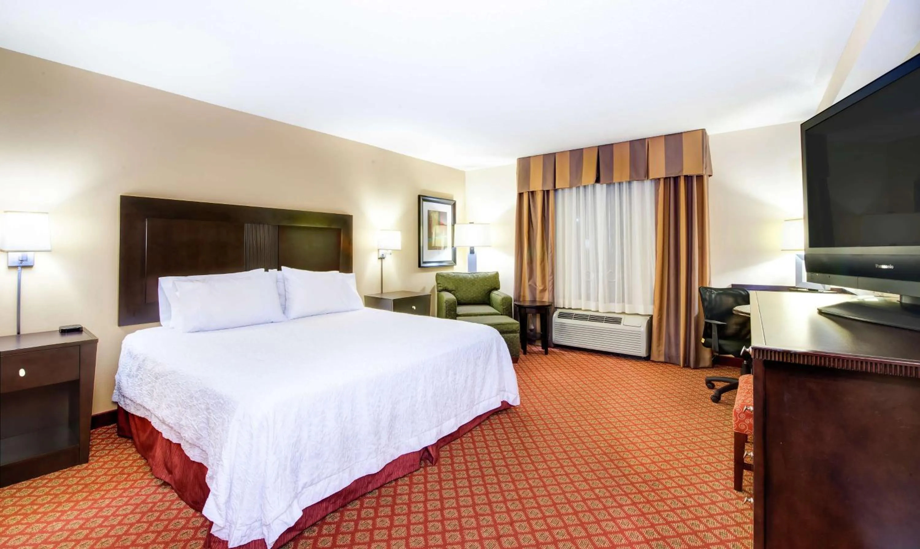King Room with Accessible Tub - Mobility and Hearing Access/Non-Smoking in Hampton Inn & Suites Scottsboro