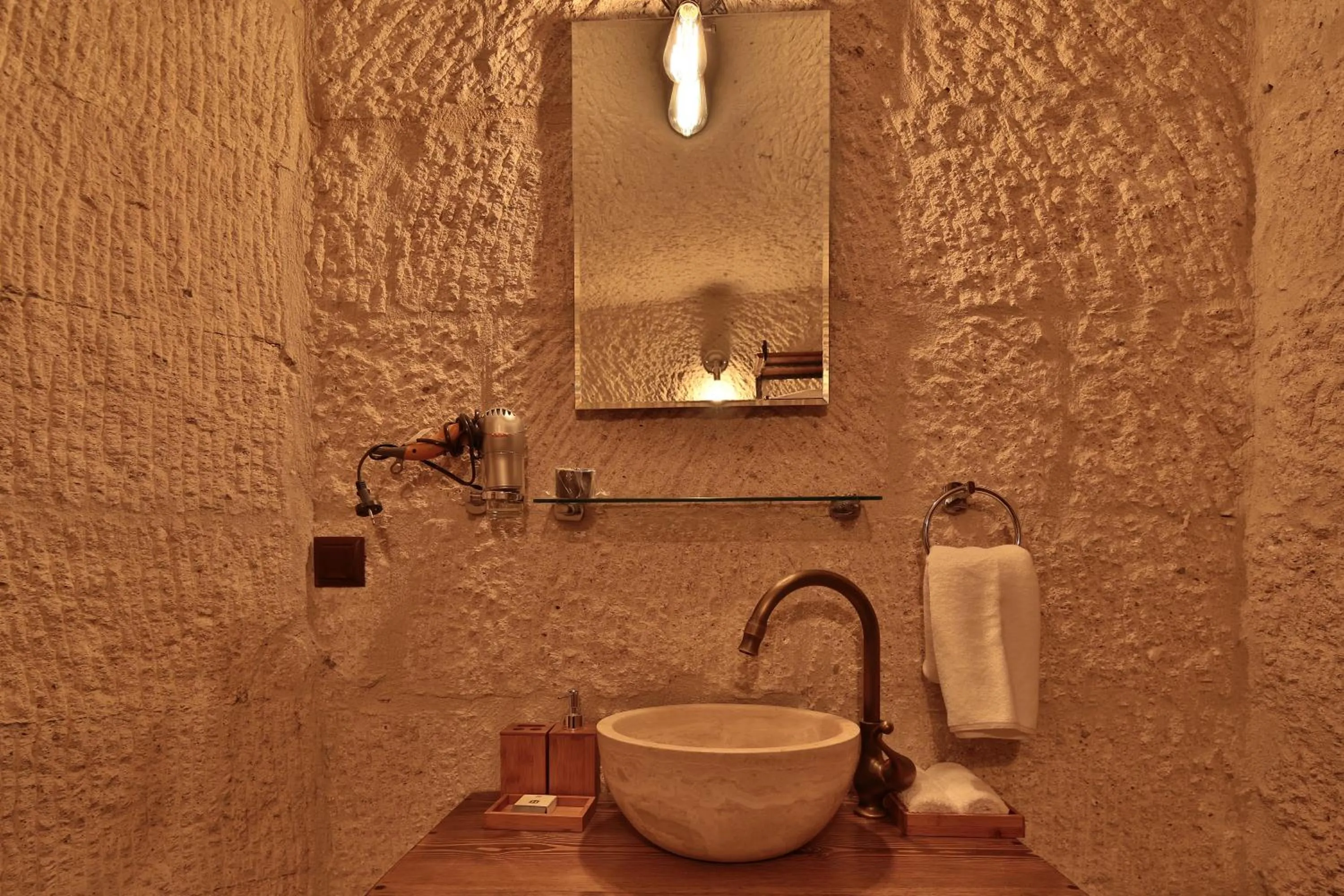 Deluxe King Suite in The Owl Cave Hotel