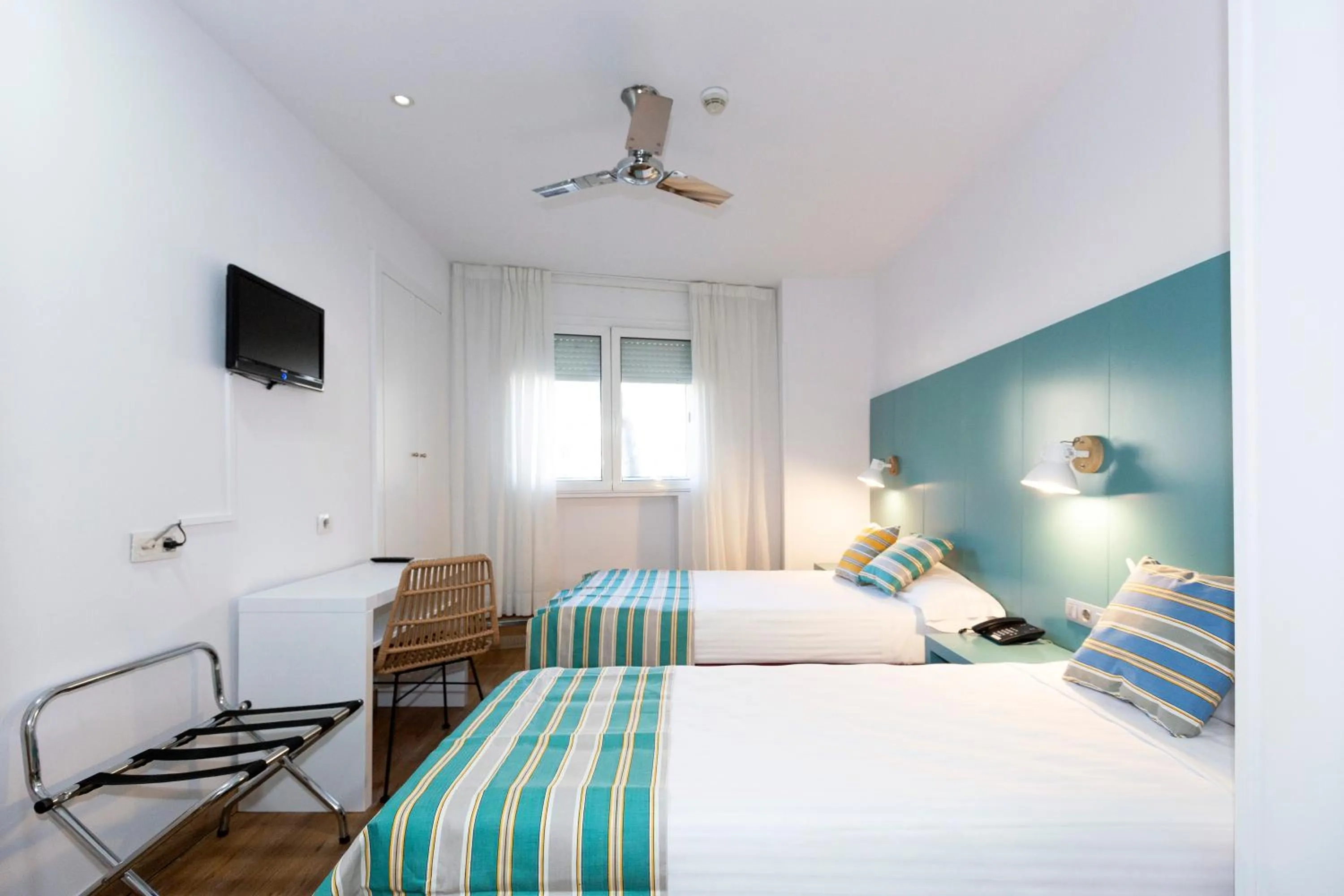 Twin Room with City View in Yomo Hostal BCN Port