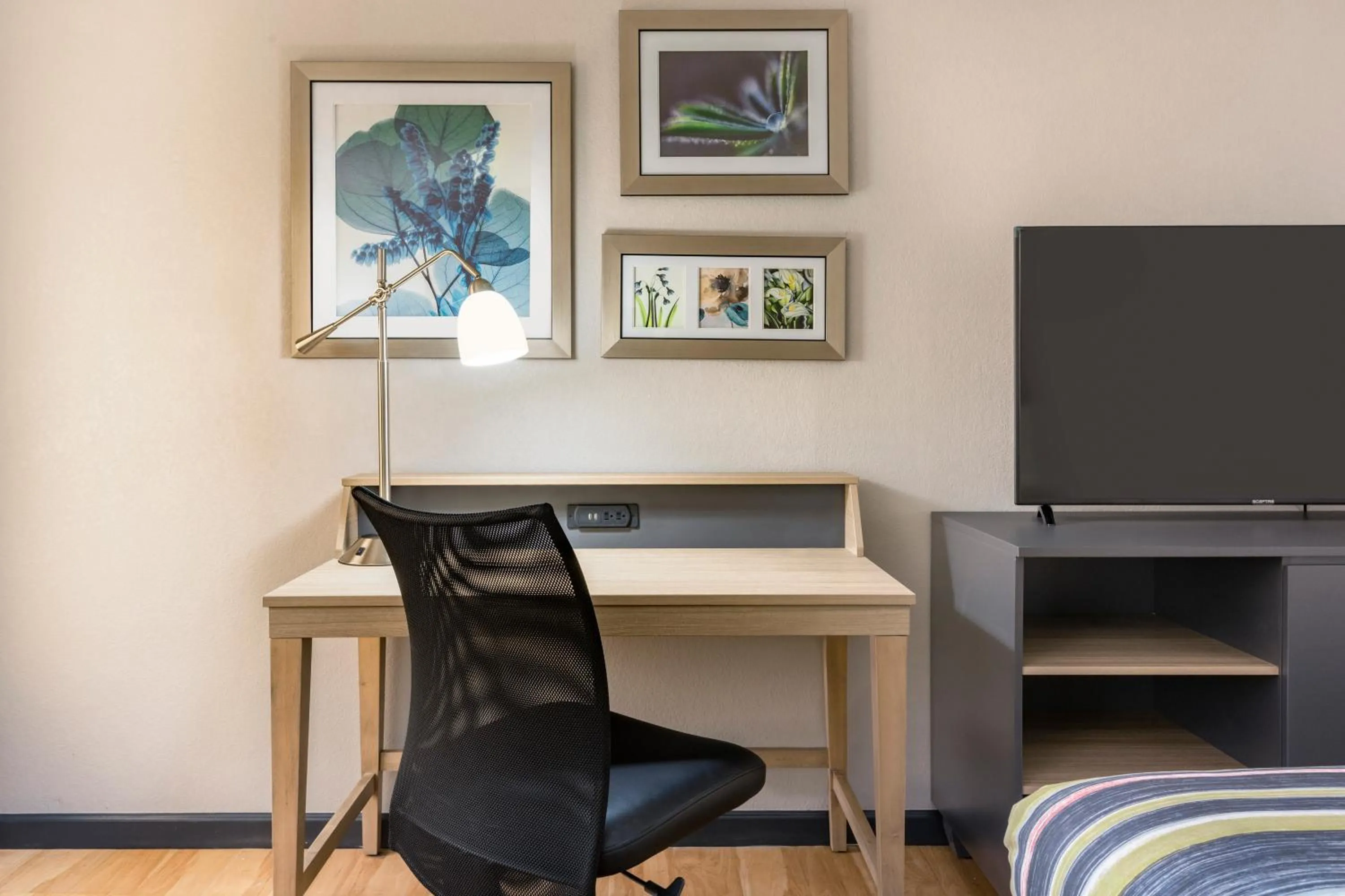 Queen Room with Two Queen Beds and Accessible Roll-In Shower - Non-Smoking in Country Inn & Suites by Radisson, North Little Rock, AR