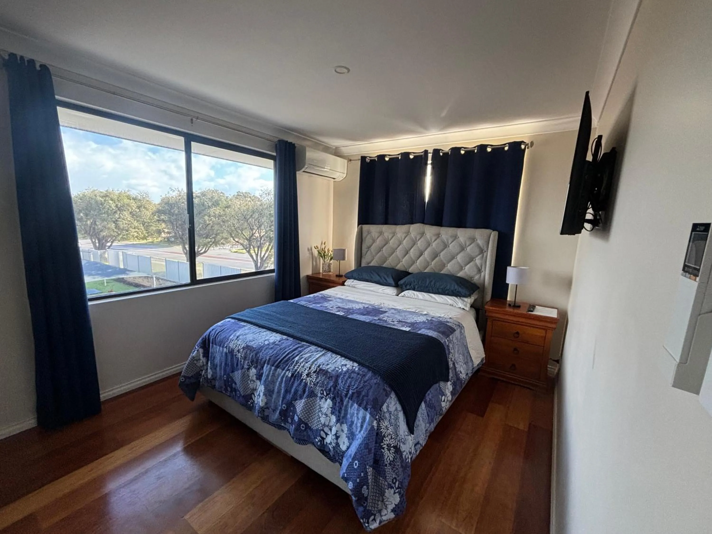 Queen Room with Shared Bathroom in Ocean Reef Homestay