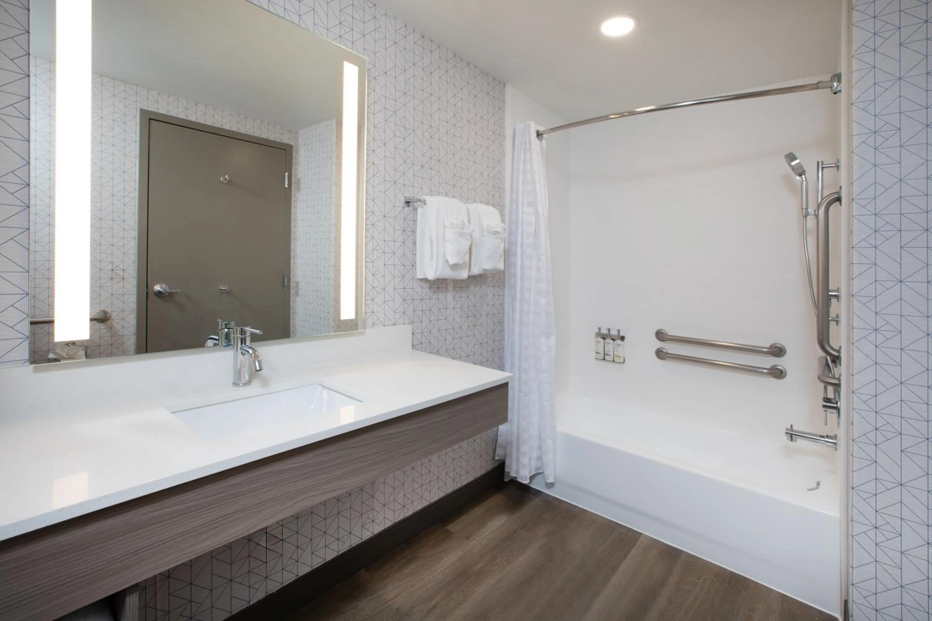 Standard Queen Room with Two Queen Beds and Mobility Accessible Tub in Holiday Inn Express & Suites Lathrop by IHG