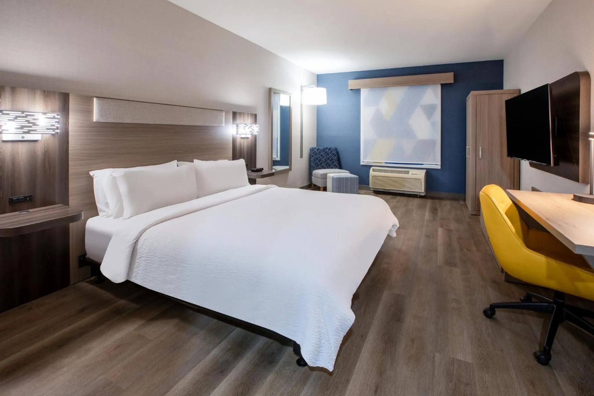Standard King Room with Mobility Accessible Tub in Holiday Inn Express & Suites Lathrop by IHG