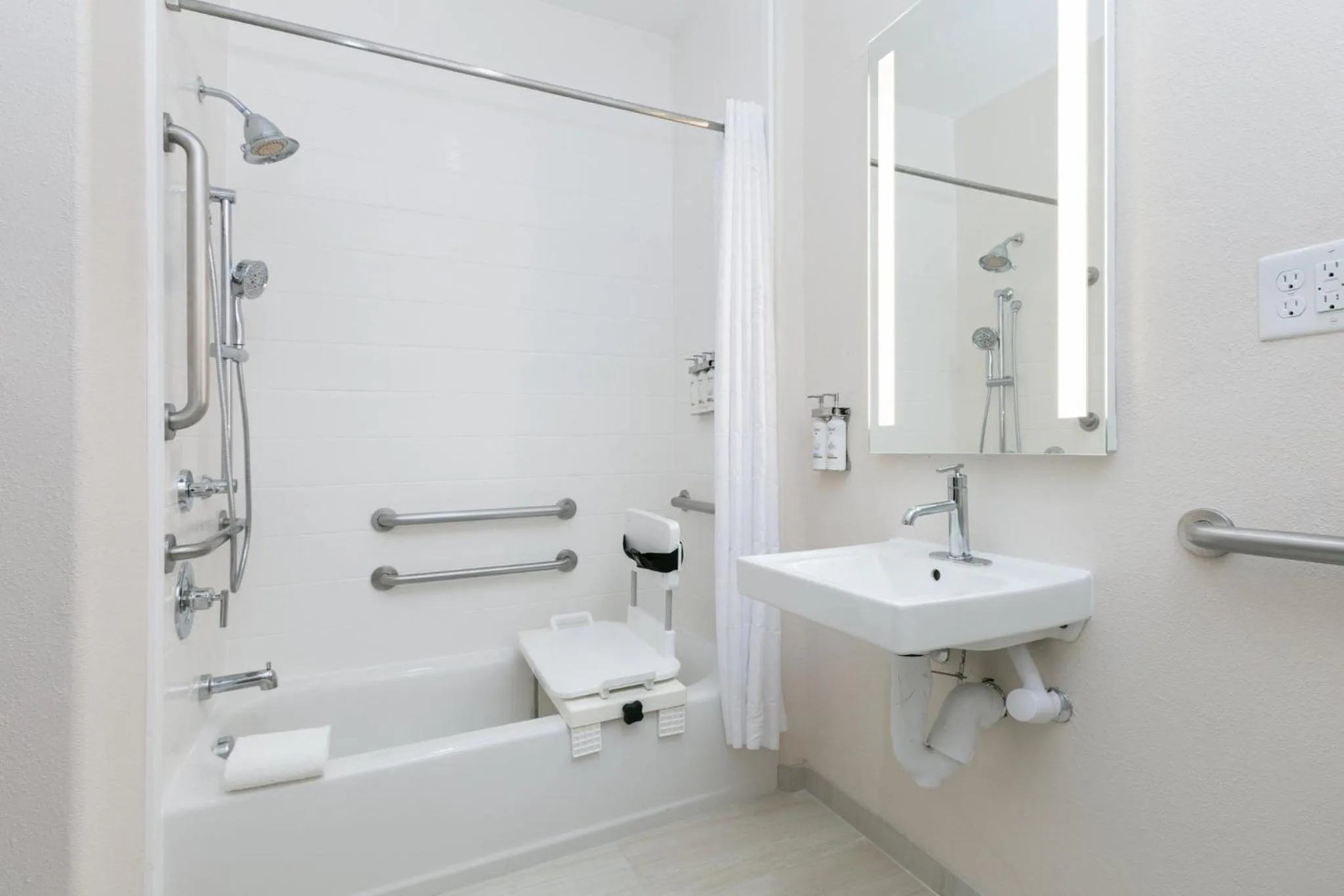 Queen Studio Suite with Bath Tub - Mobility Accessible - Non-Smoking in Candlewood Suites Lake Jackson by IHG