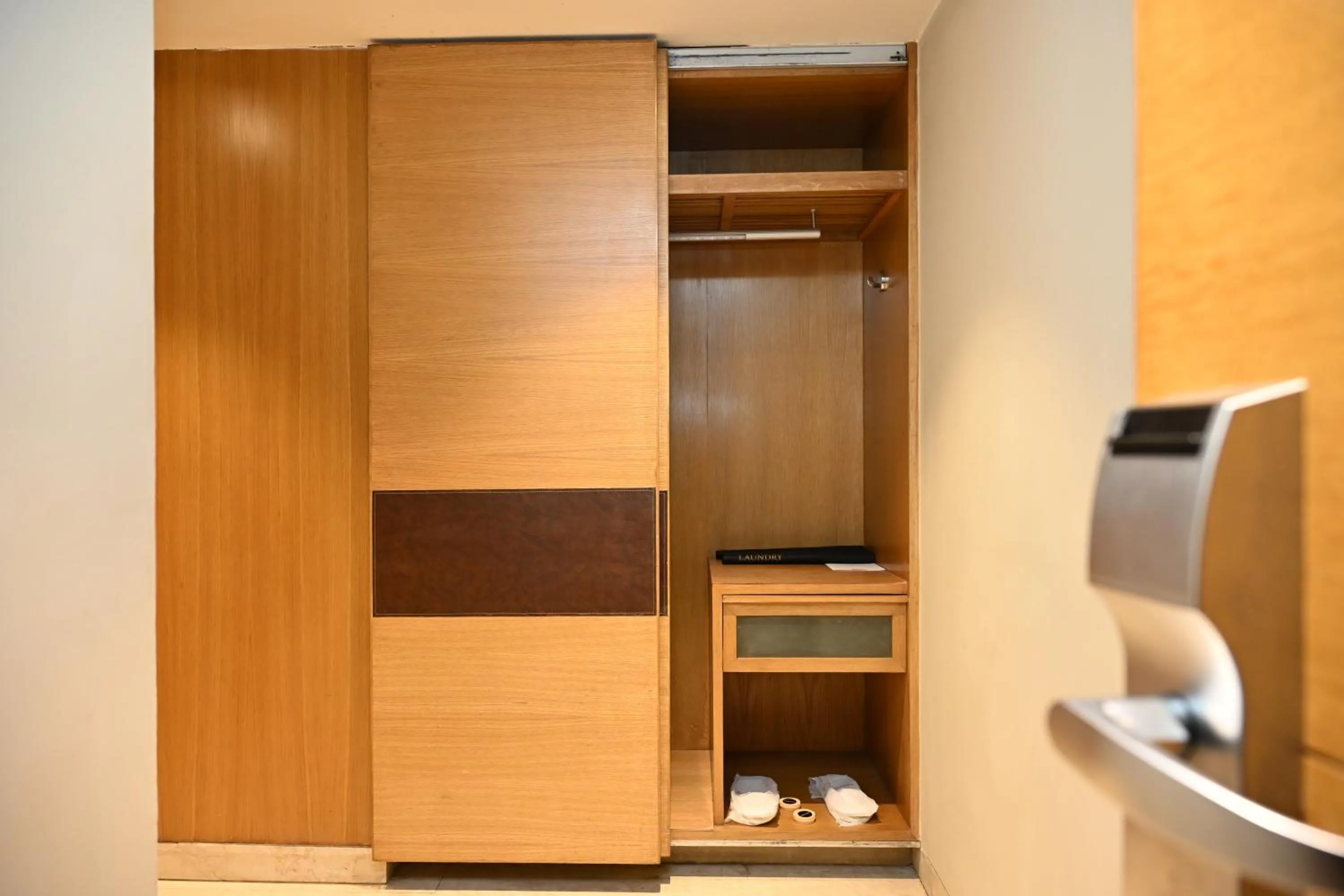 Deluxe King Room - 10% discount on Food & soft beverages, Laundry & Spa in The LaLiT New Delhi