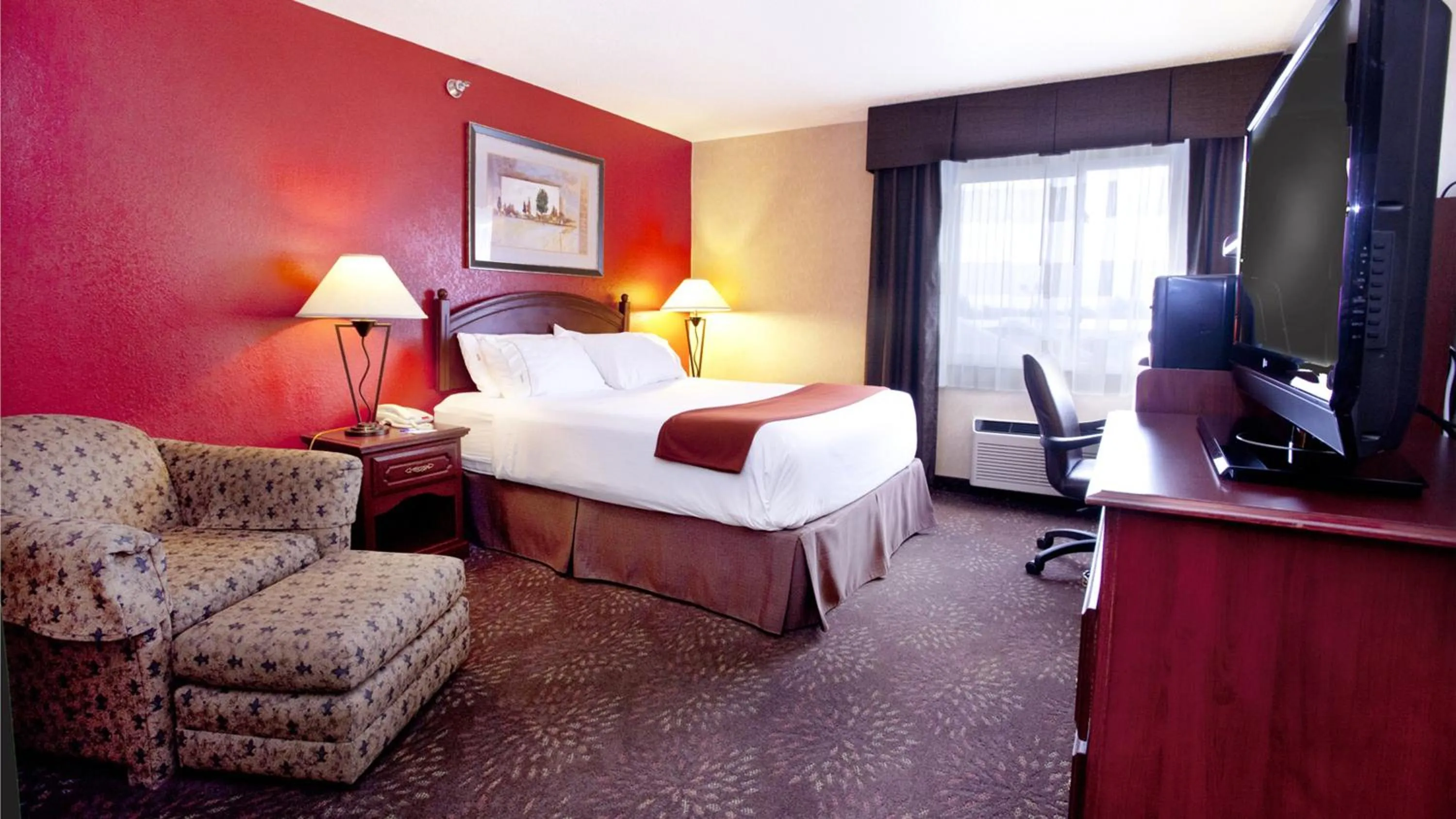 Queen Room - Hearing Accessible in Holiday Inn Express Jamestown by IHG