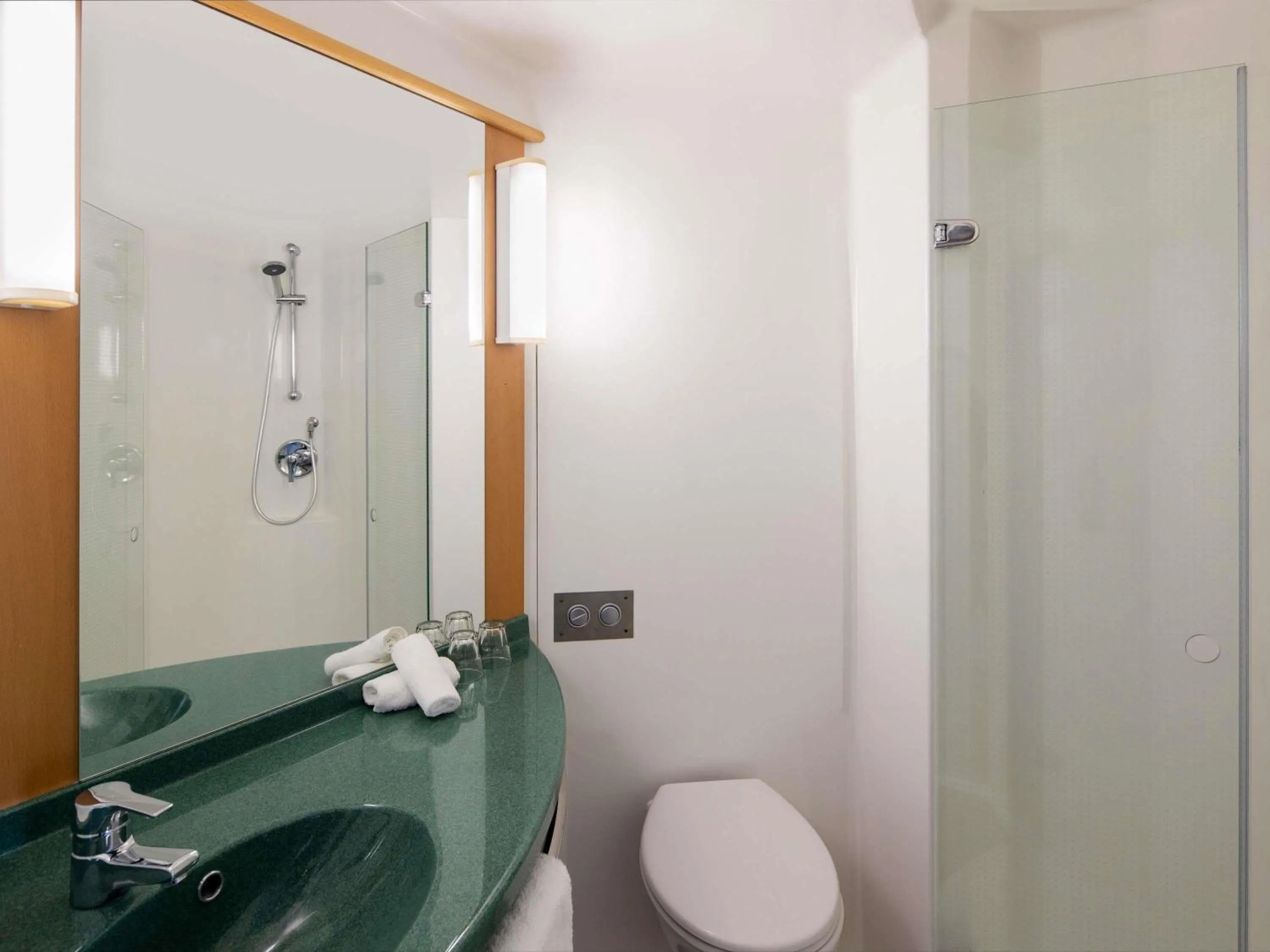 Standard Twin Room in ibis Newcastle