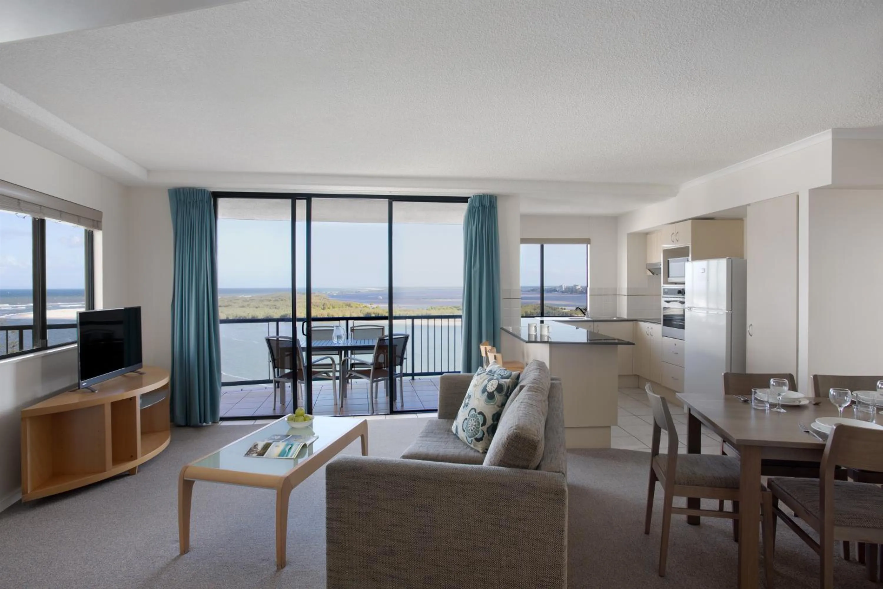 Three-Bedroom Apartment with Water View in BreakFree Grand Pacific