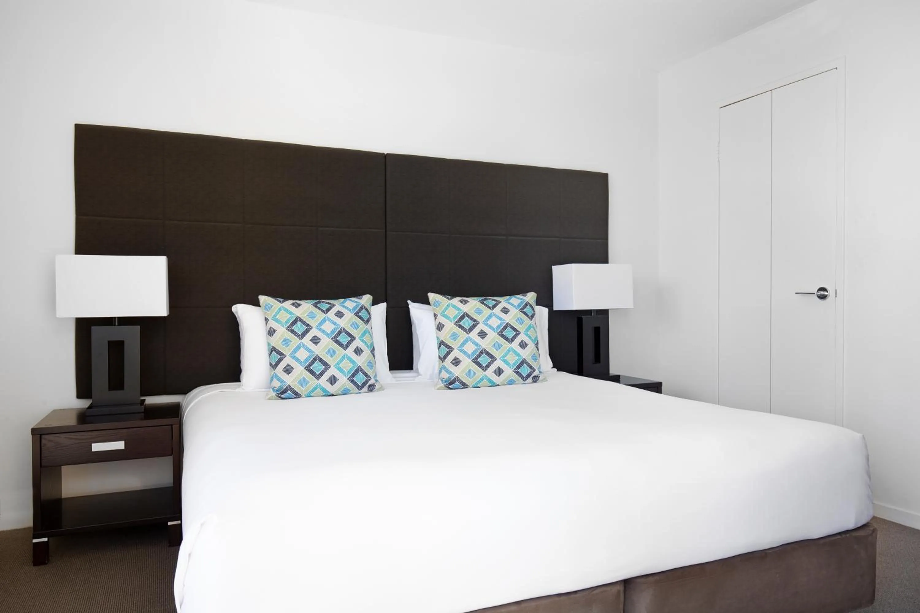 Executive One-Bedroom Apartment in Paradise Centre Apartments