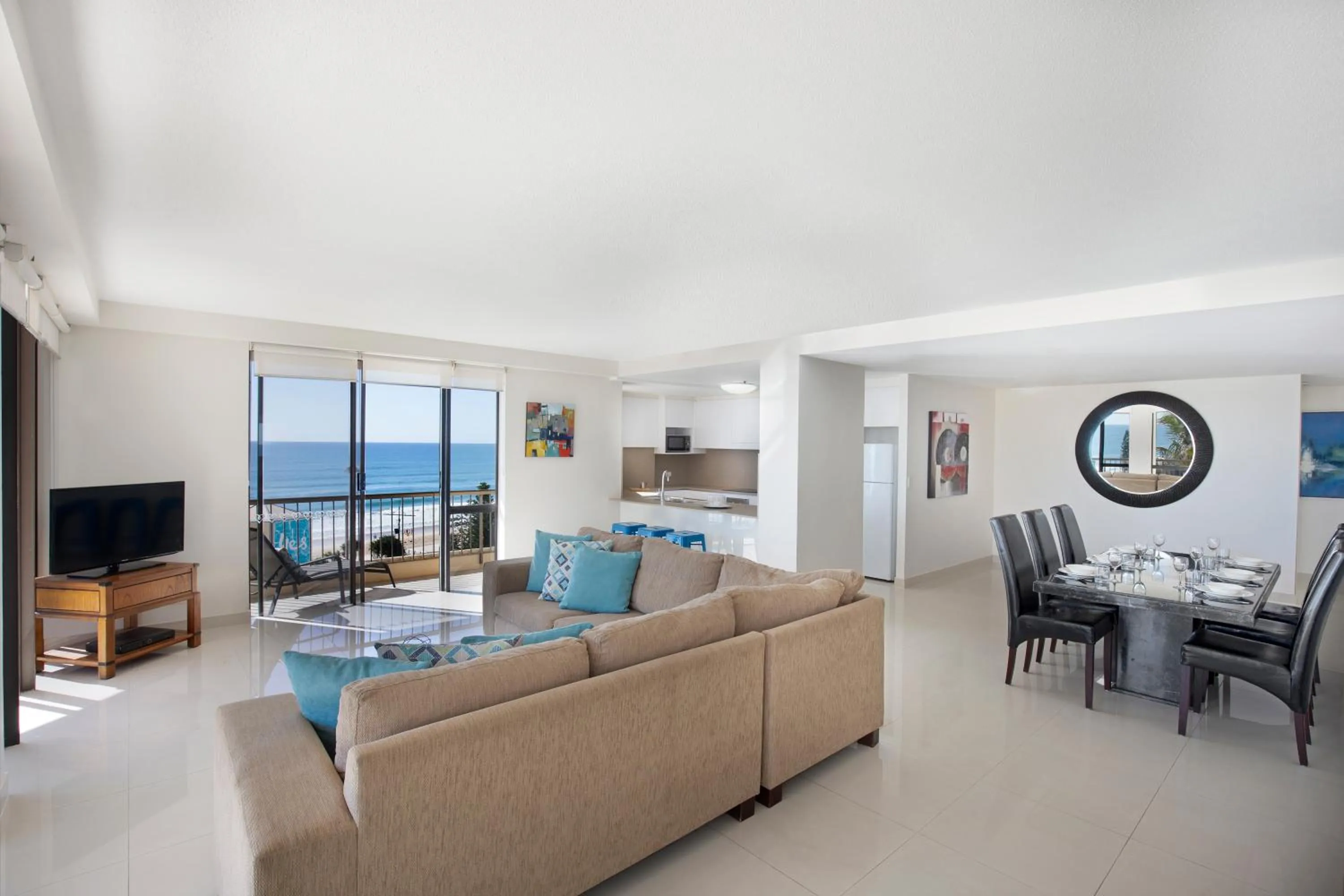 Three-Bedroom Apartment in Paradise Centre Apartments