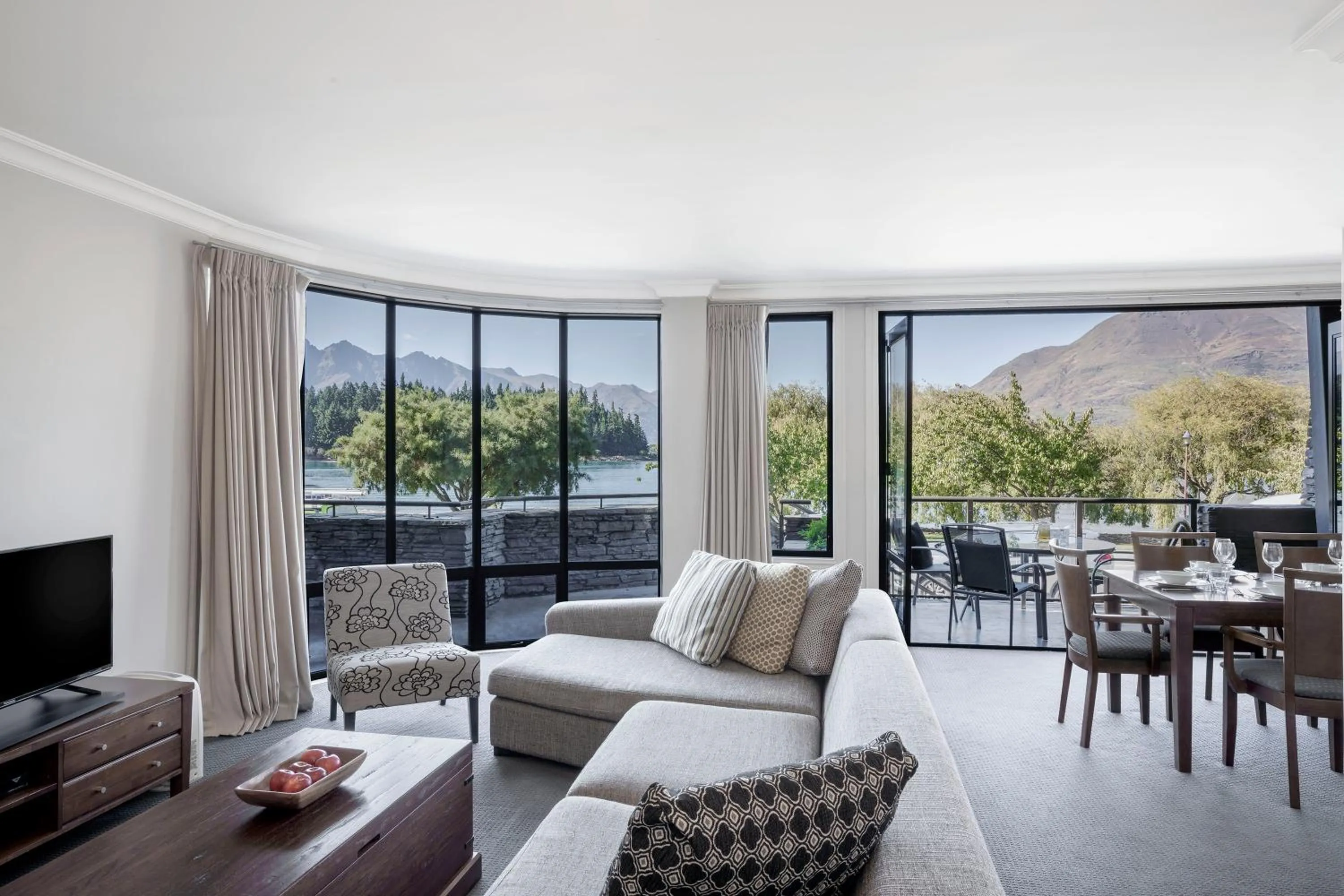 Three-Bedroom Lake View Apartment with Three Bathrooms in Peppers Beacon