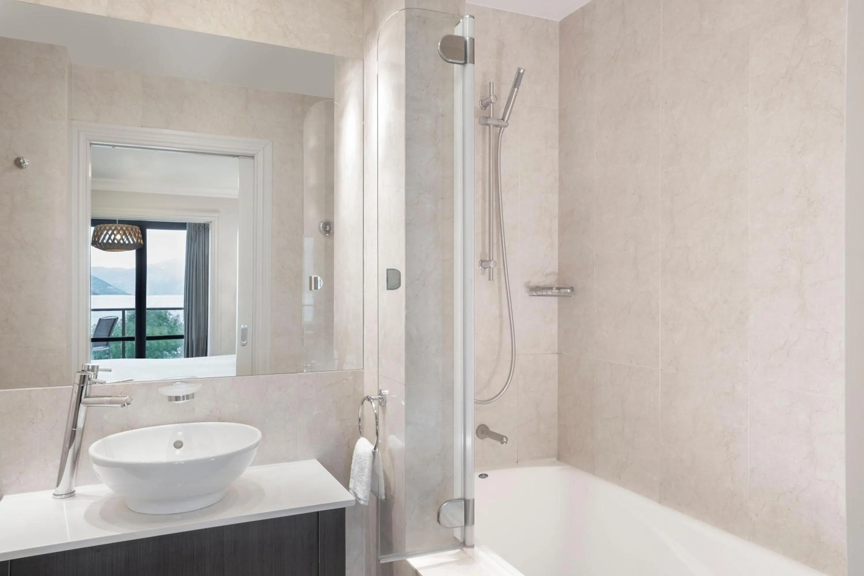 One-Bedroom Apartment with Lake View in Peppers Beacon