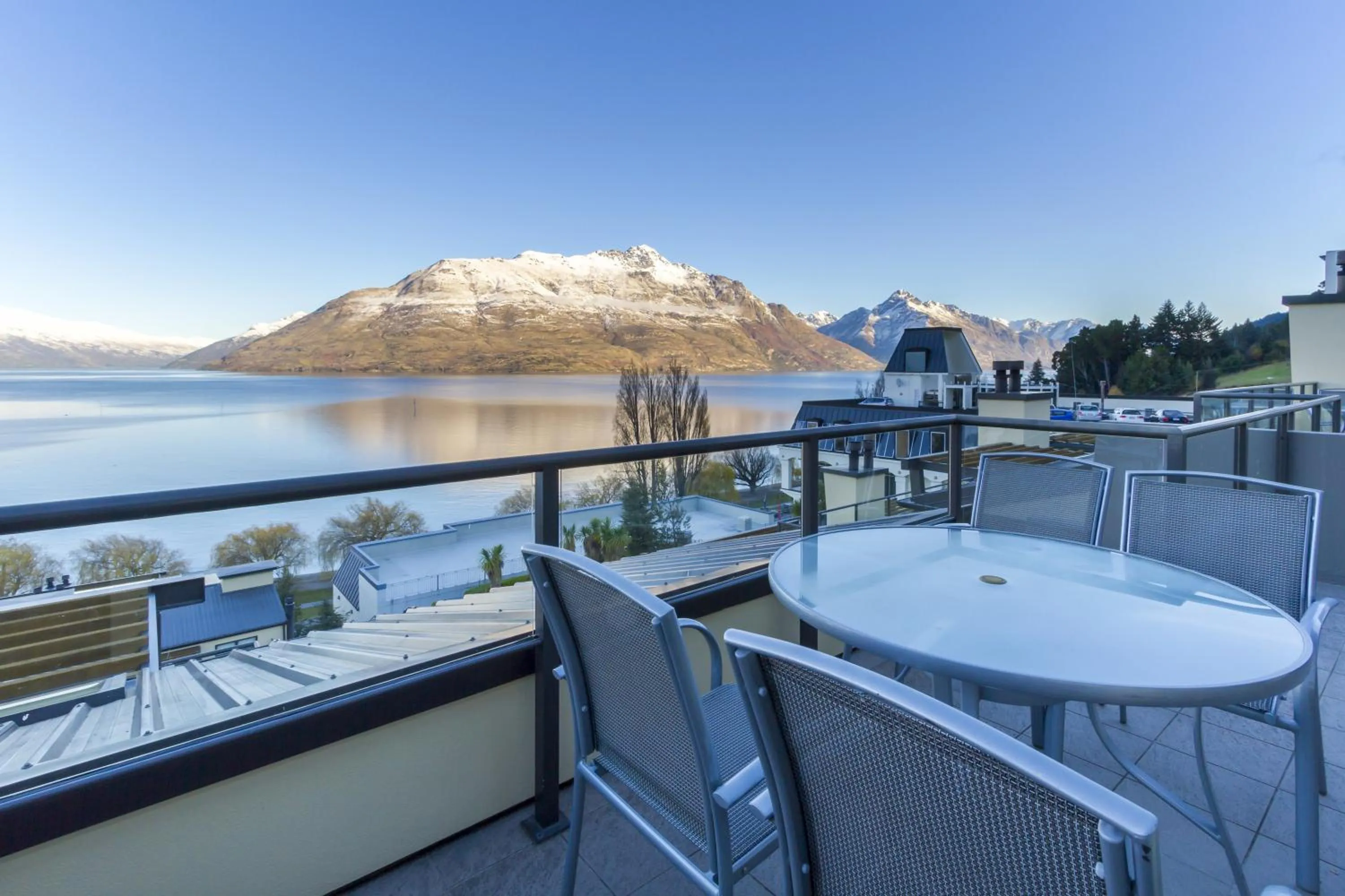 Two-Bedroom Lake View Suite with Two Bathrooms in Peppers Beacon