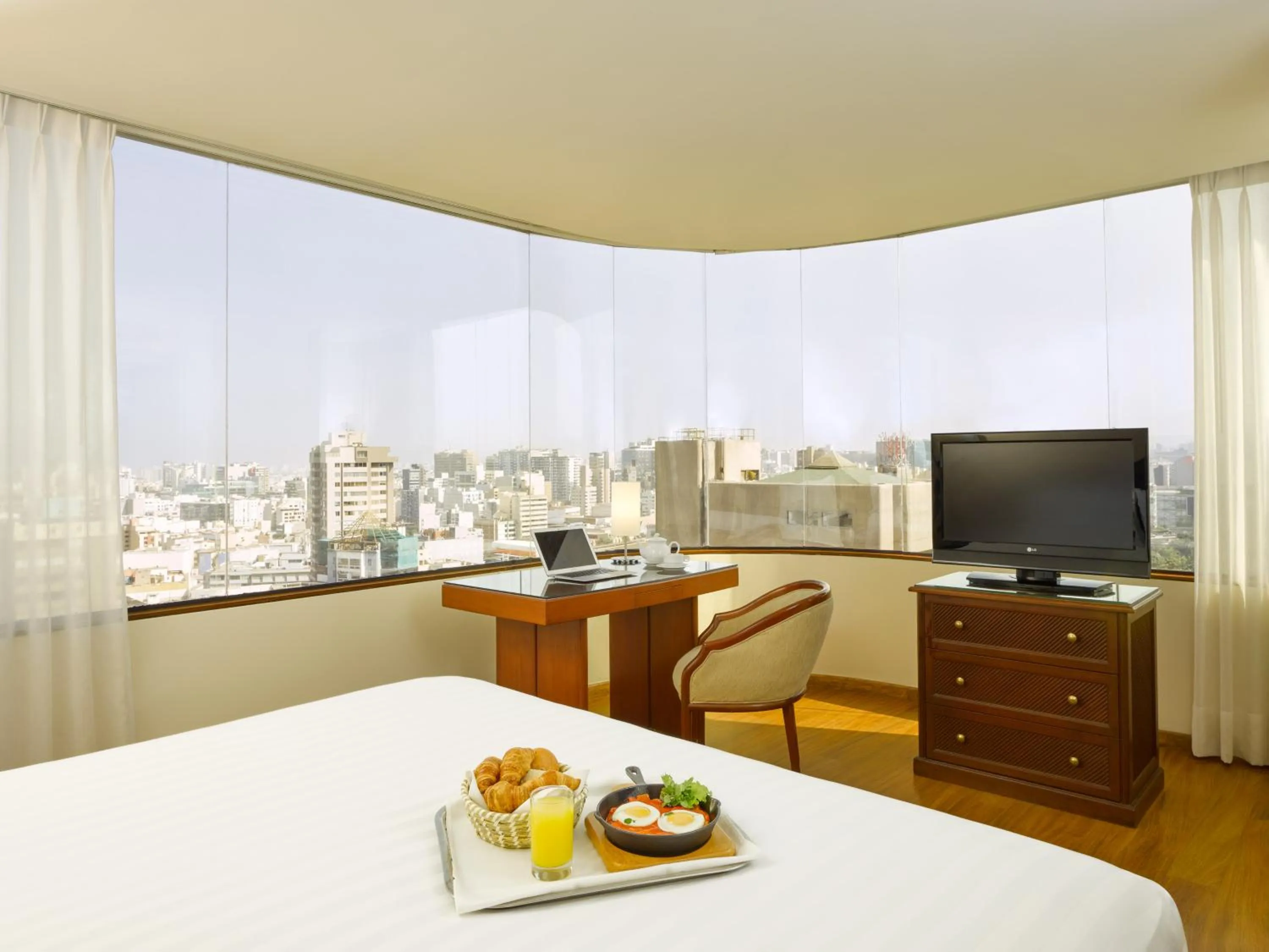 Junior Suite with King-Size Bed in Hotel Estelar Miraflores