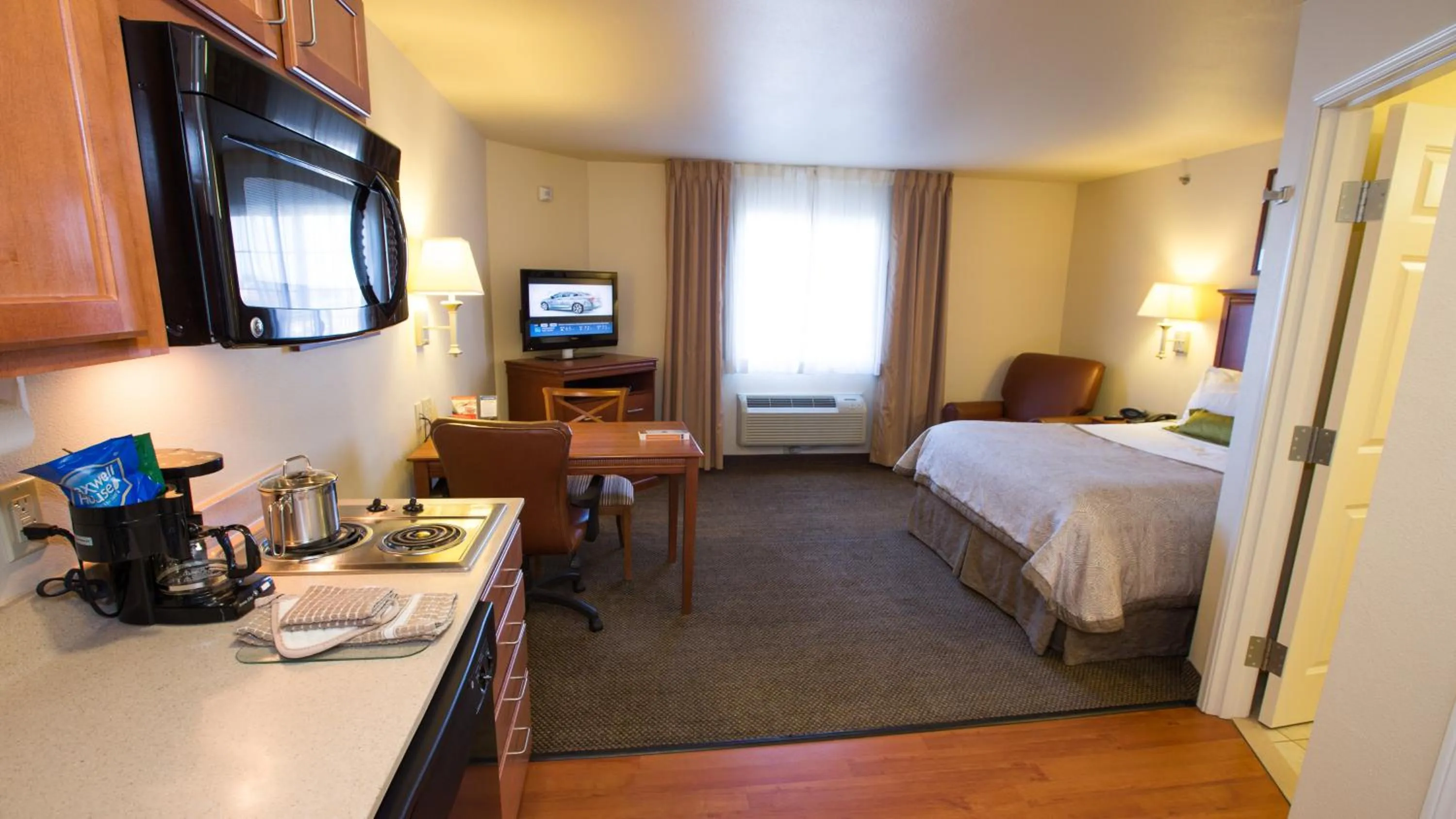 Queen Studio Suite in Candlewood Suites Joplin by IHG