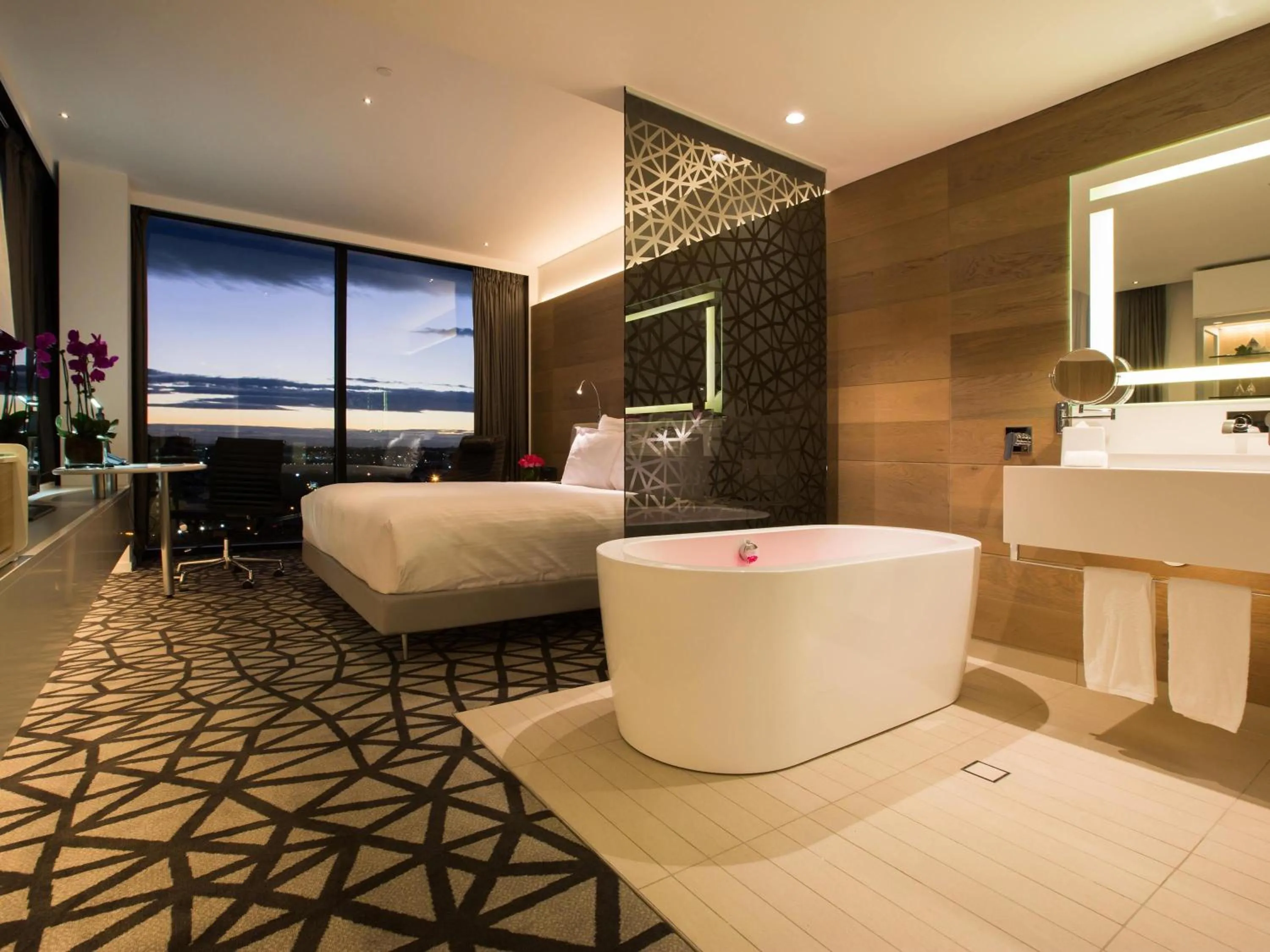 Deluxe King Room in Pullman Sydney Airport