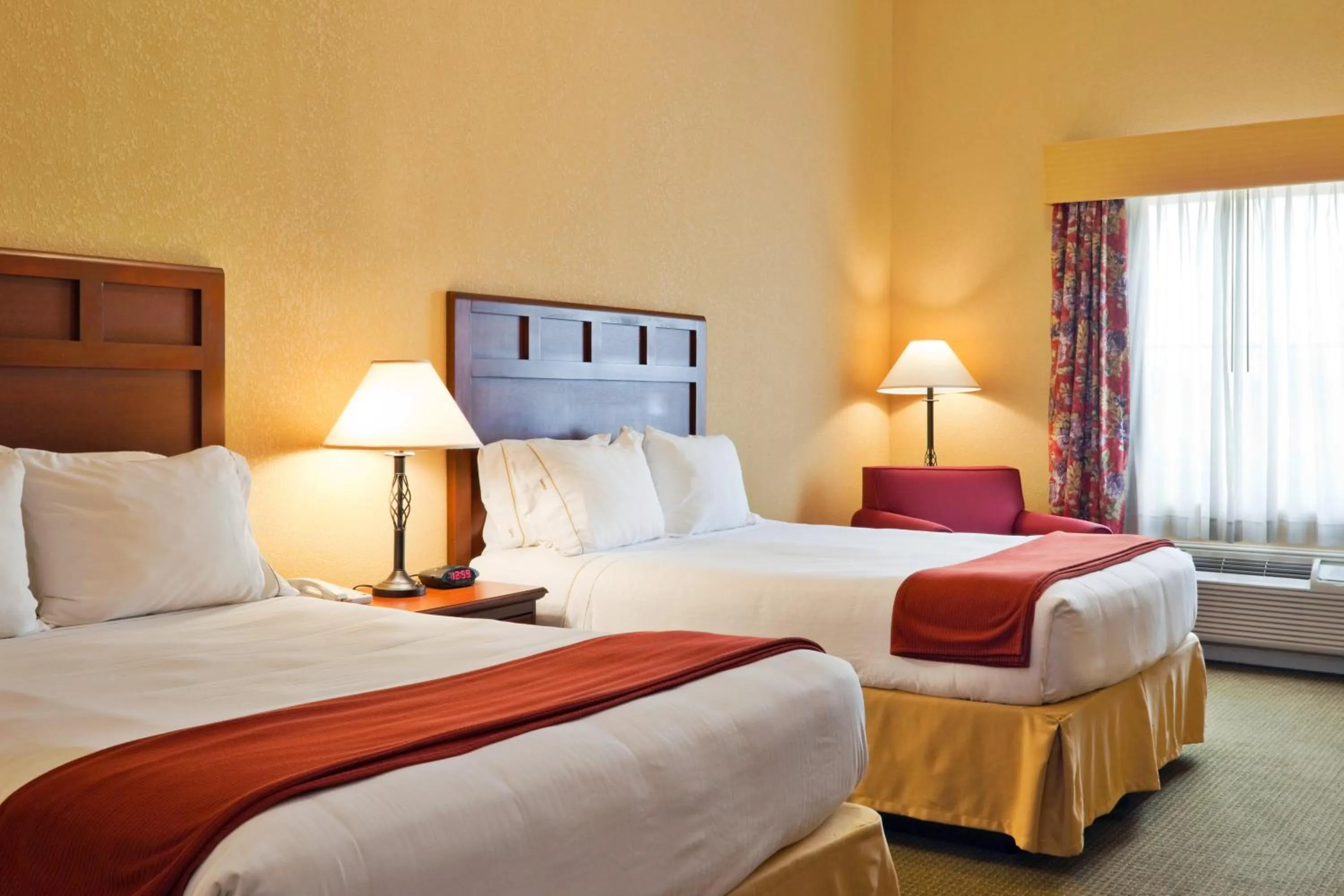 Standard Queen Room with Two Queen Beds and Mobility Accessible Tub in Holiday Inn Express of Salado-Belton by IHG