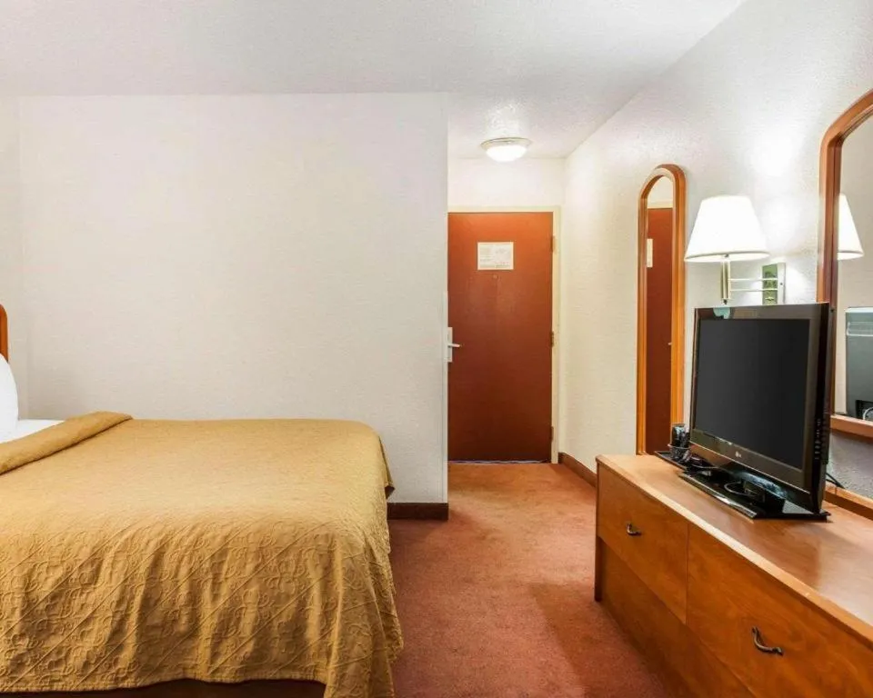 King Room - Accessible/Non-Smoking in Quality Inn South