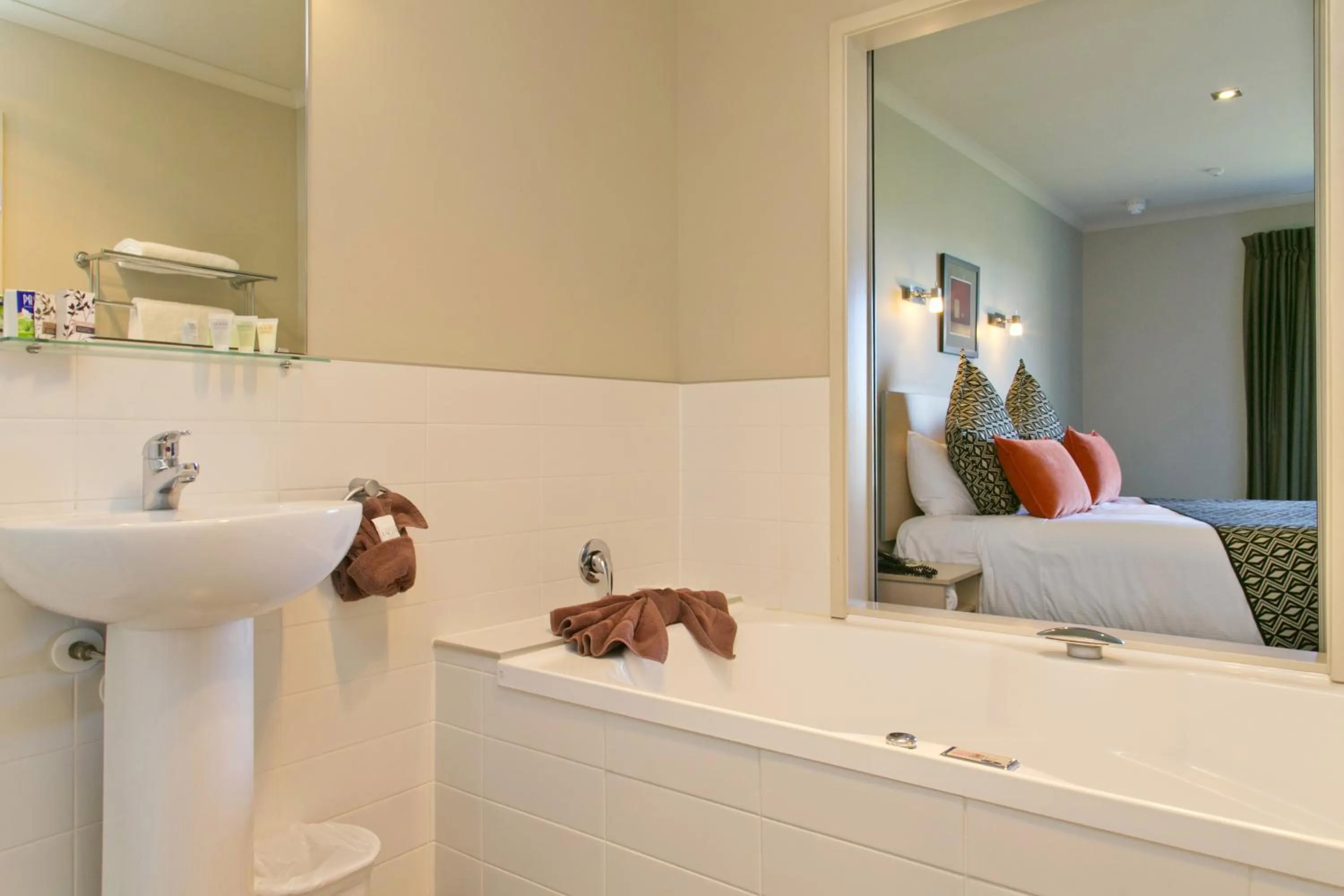 Deluxe Double Studio with Lake View in Beechtree Motel