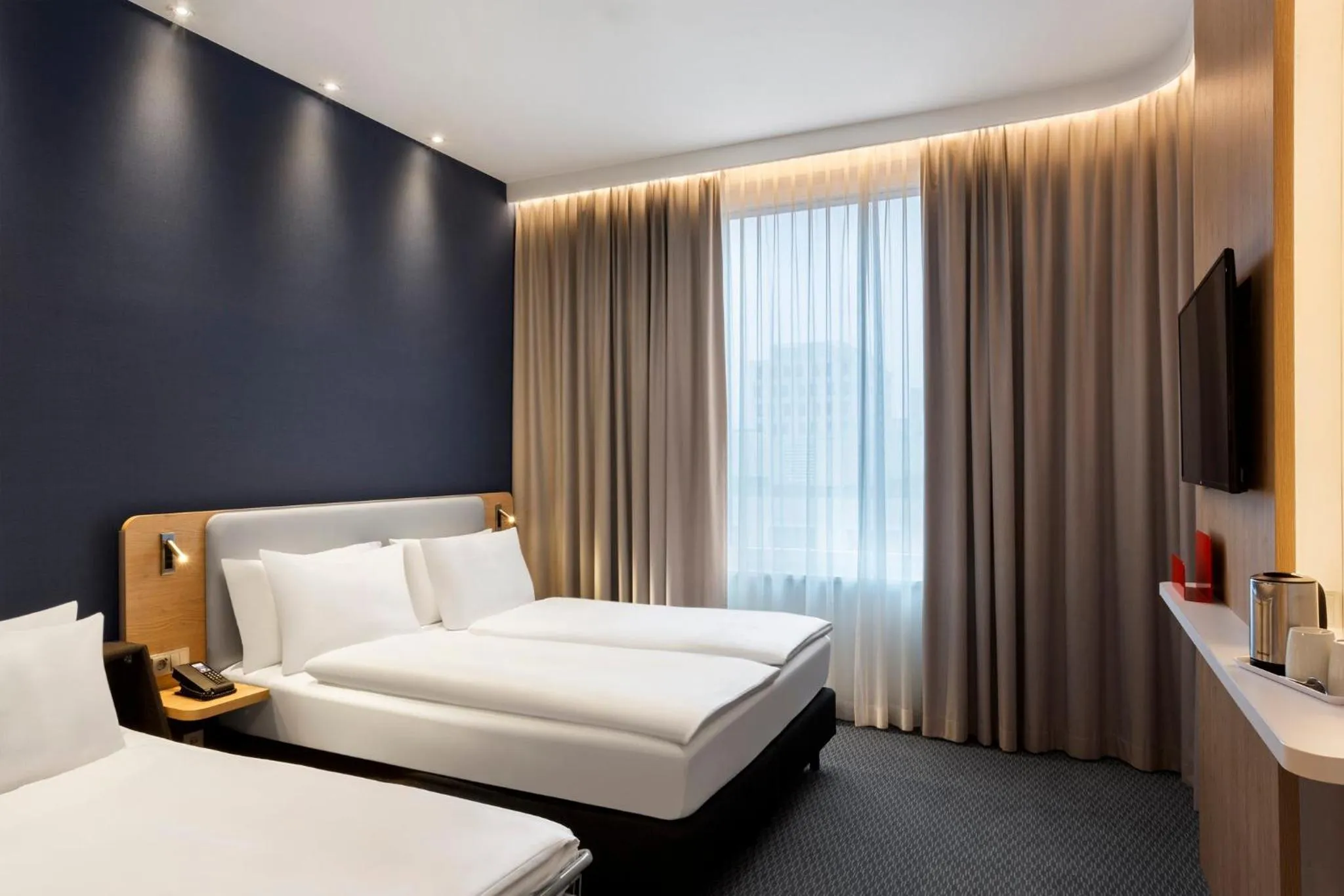 Standad Queen Room with Sofa Bed in Holiday Inn Express Munich City West by IHG