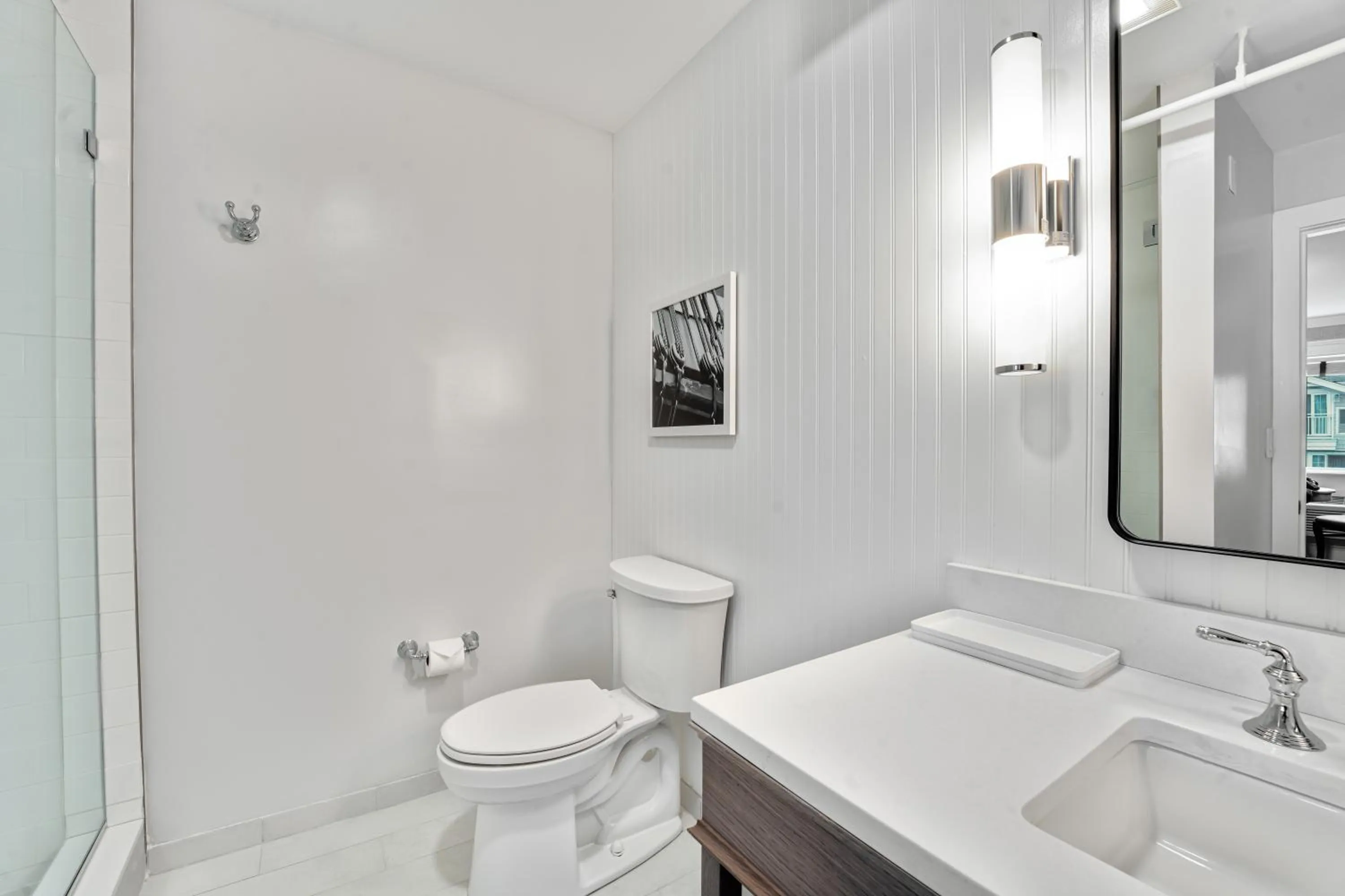 Queen Room in Newport Beach Hotel & Suites