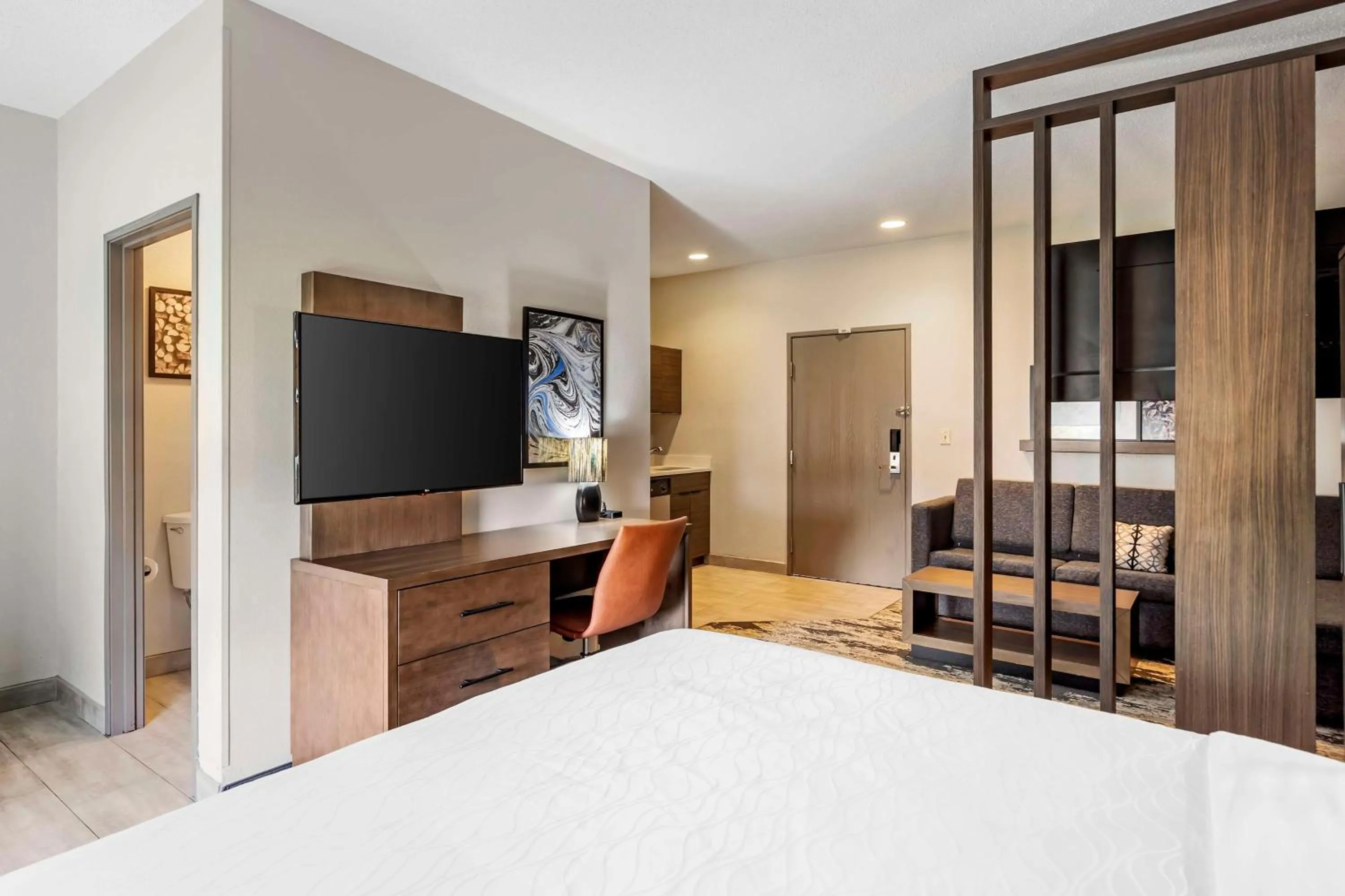 King Suite with Bath Tub and Sofa Bed - Disability/Non-Smoking in Best Western Plus Bourbonnais Hotel & Suites