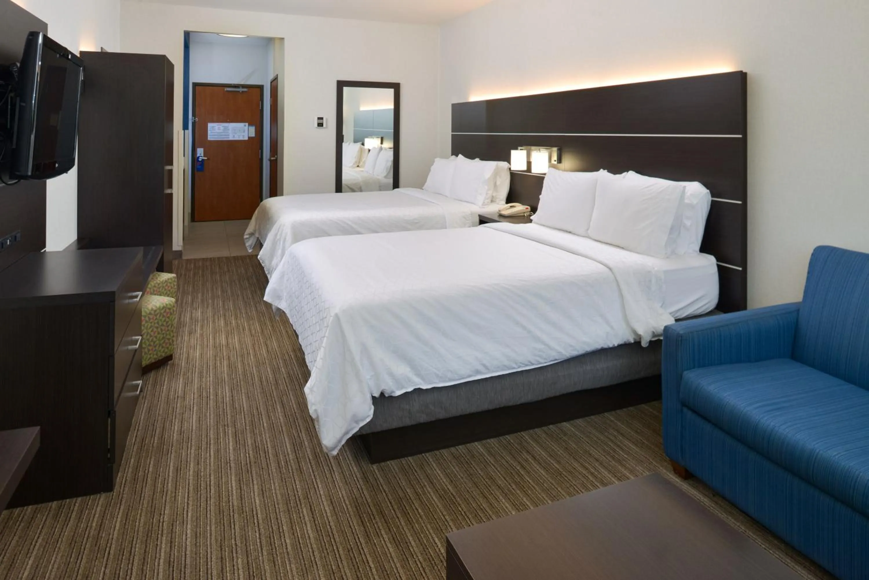 Queen Suite - Disability Access in Holiday Inn Express Madera by IHG