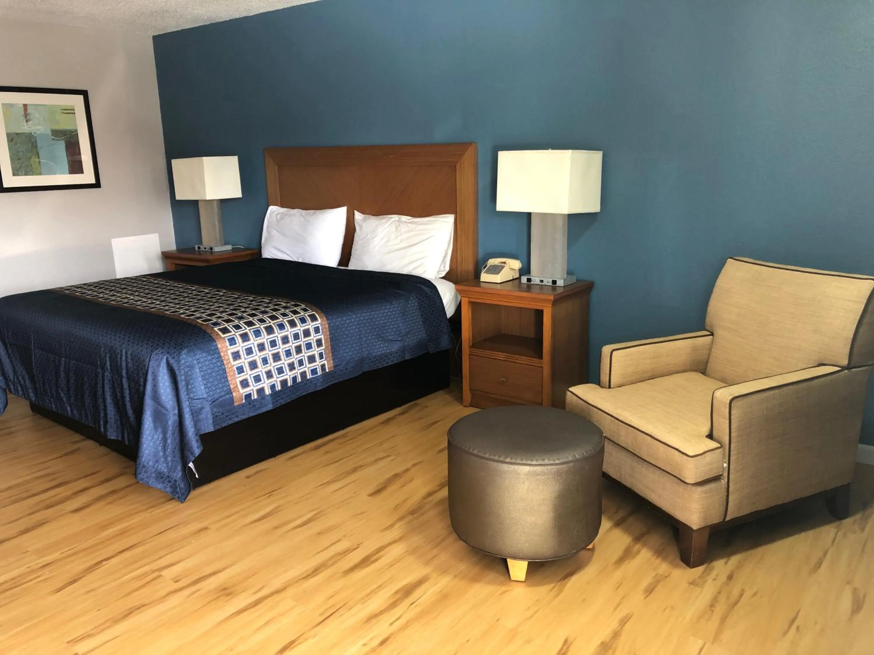 King Room - Non-Smoking in Relax Inn Savannah