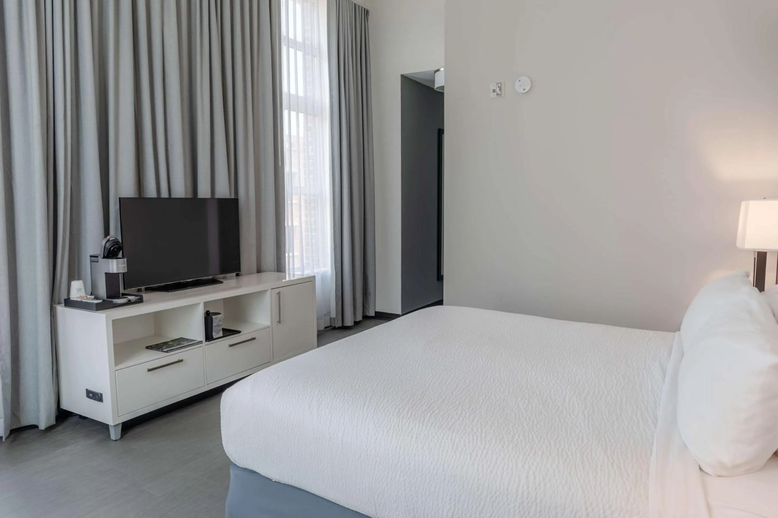 King Room - Mobility Access/Non-Smoking in TRYP by Wyndham Savannah