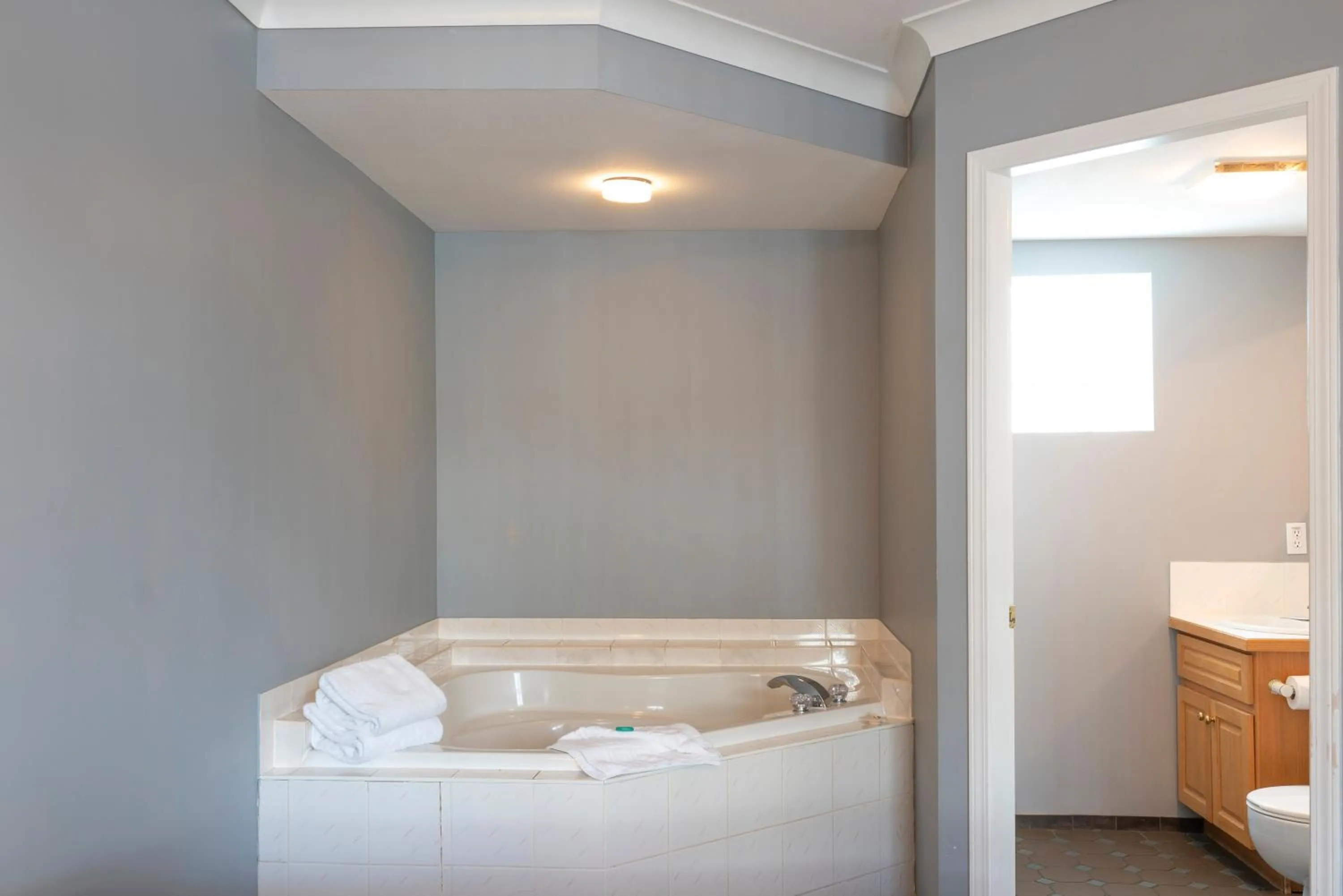 Suite with Spa Bath in Tiki Shores Inn & Suites