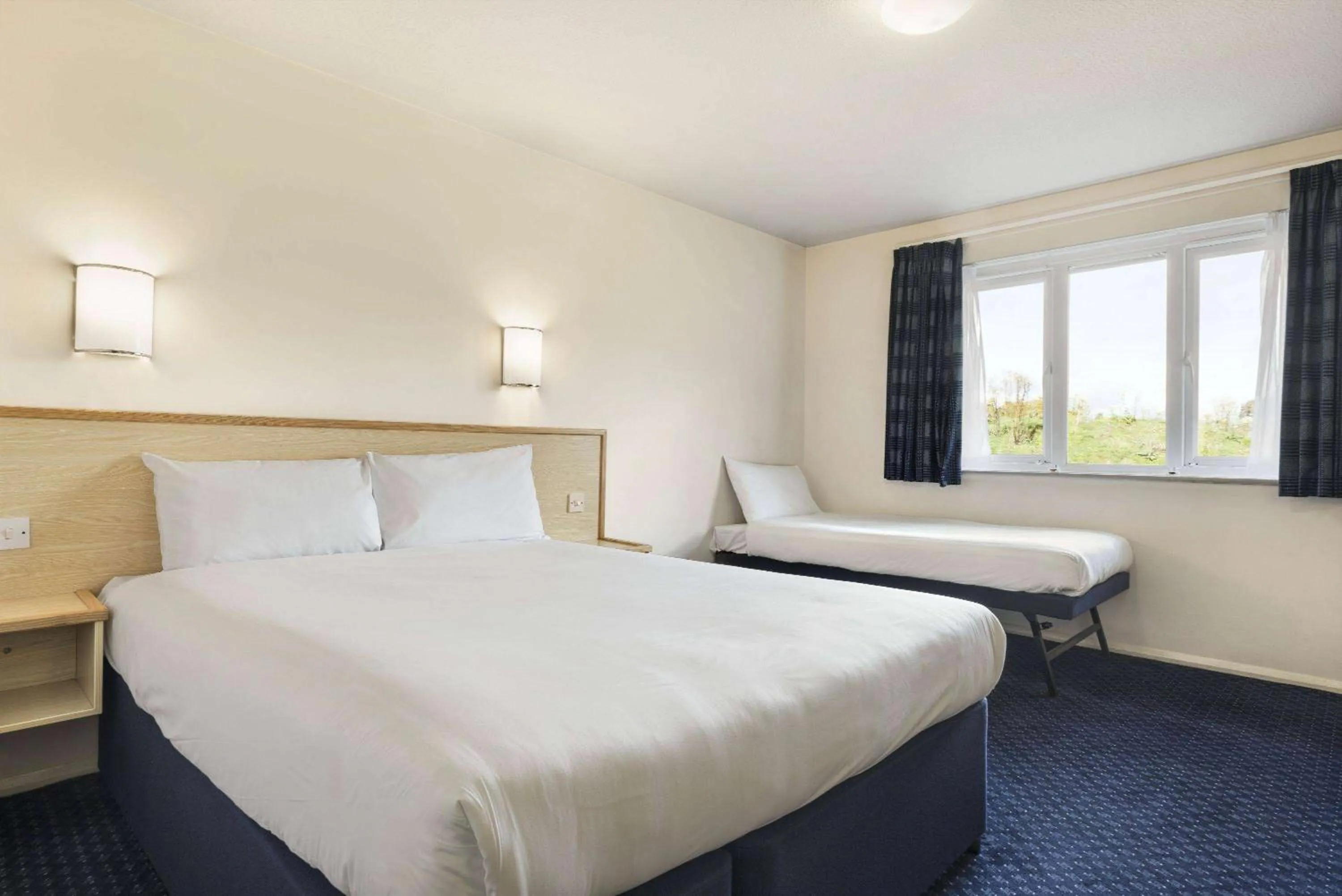 Triple Room (One Double & One Single) in Days Inn Sutton Scotney North