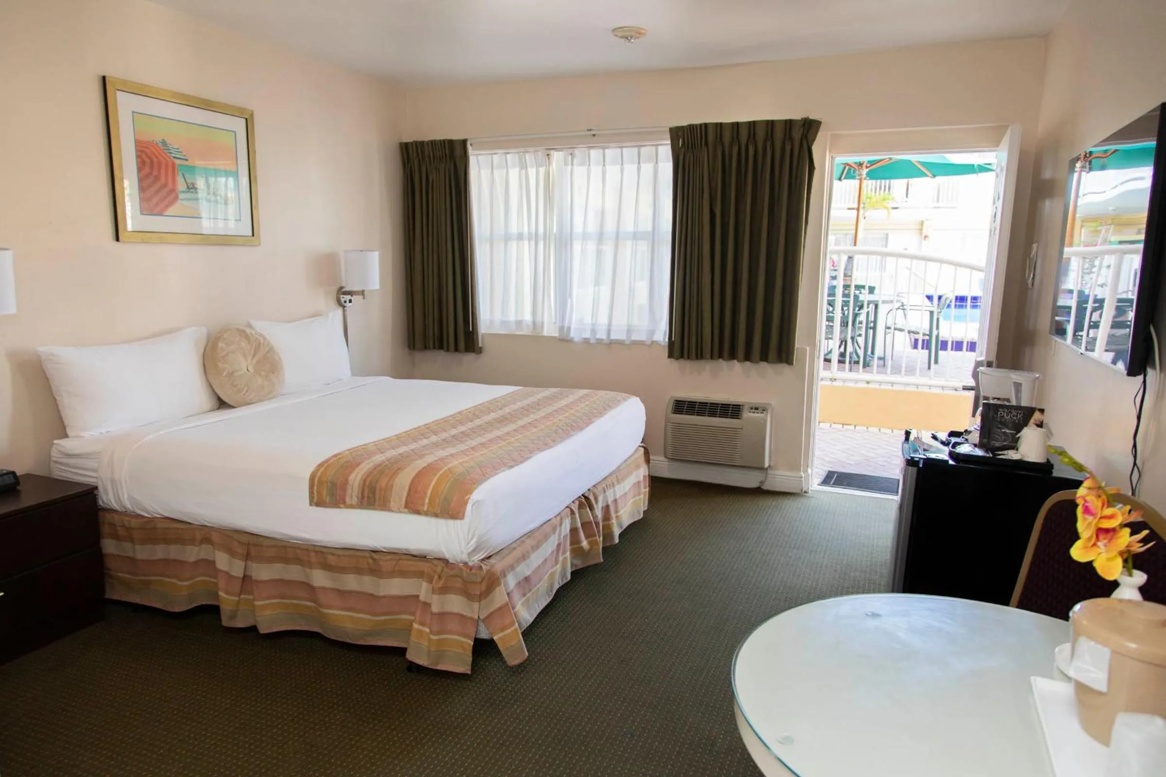 Standard Accessible Hotel Room- Free Parking in Beach Place Hotel