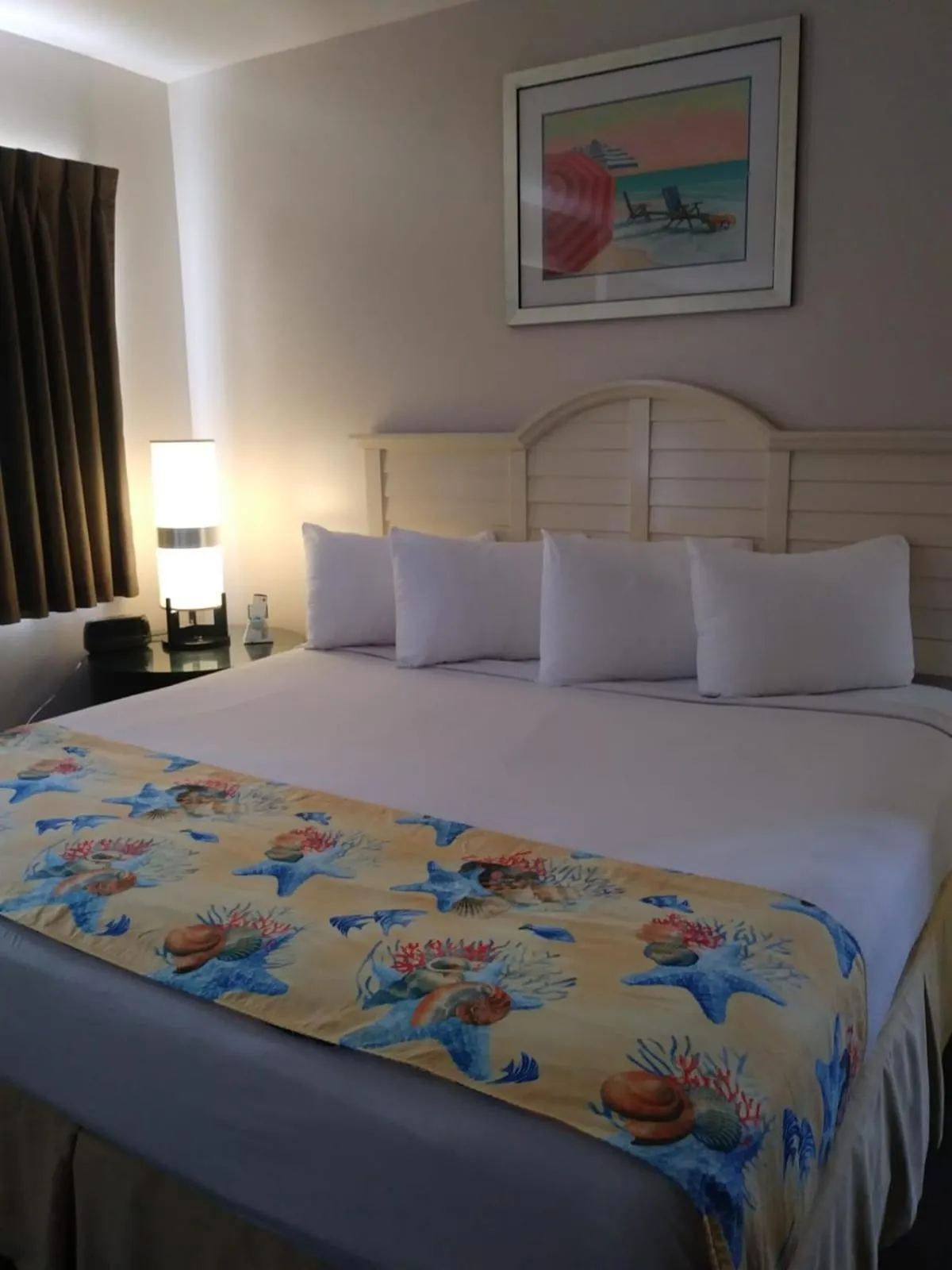 Superior King with Kitchenette- Free Parking in Beach Place Hotel