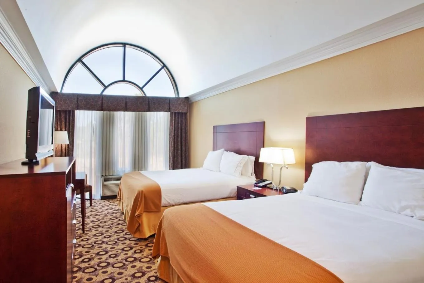 Queen Suite with Two Queen Beds in Holiday Inn Express & Suites Macon - I-475 by IHG
