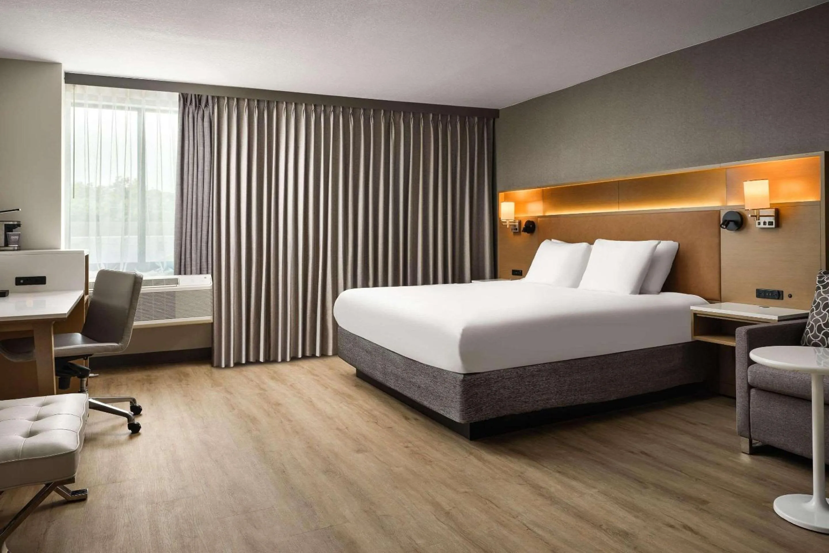 King Room with Sofa Bed and Roll-In Shower - Accessible/Non-Smoking in Radisson Hotel West Memphis