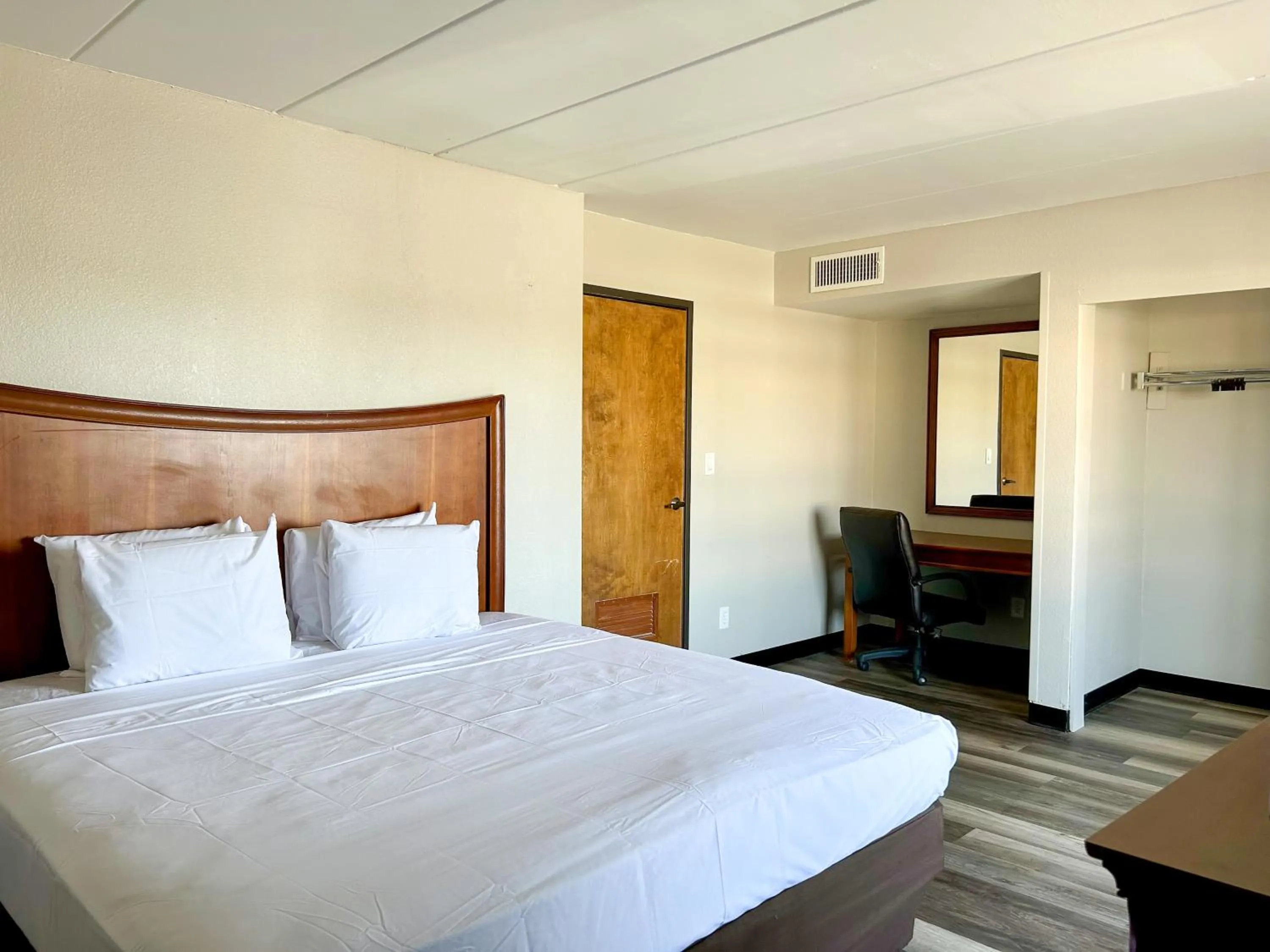 Executive Suite with Kitchenette in Tulsa Square Hotel Central, I-44 By OYO