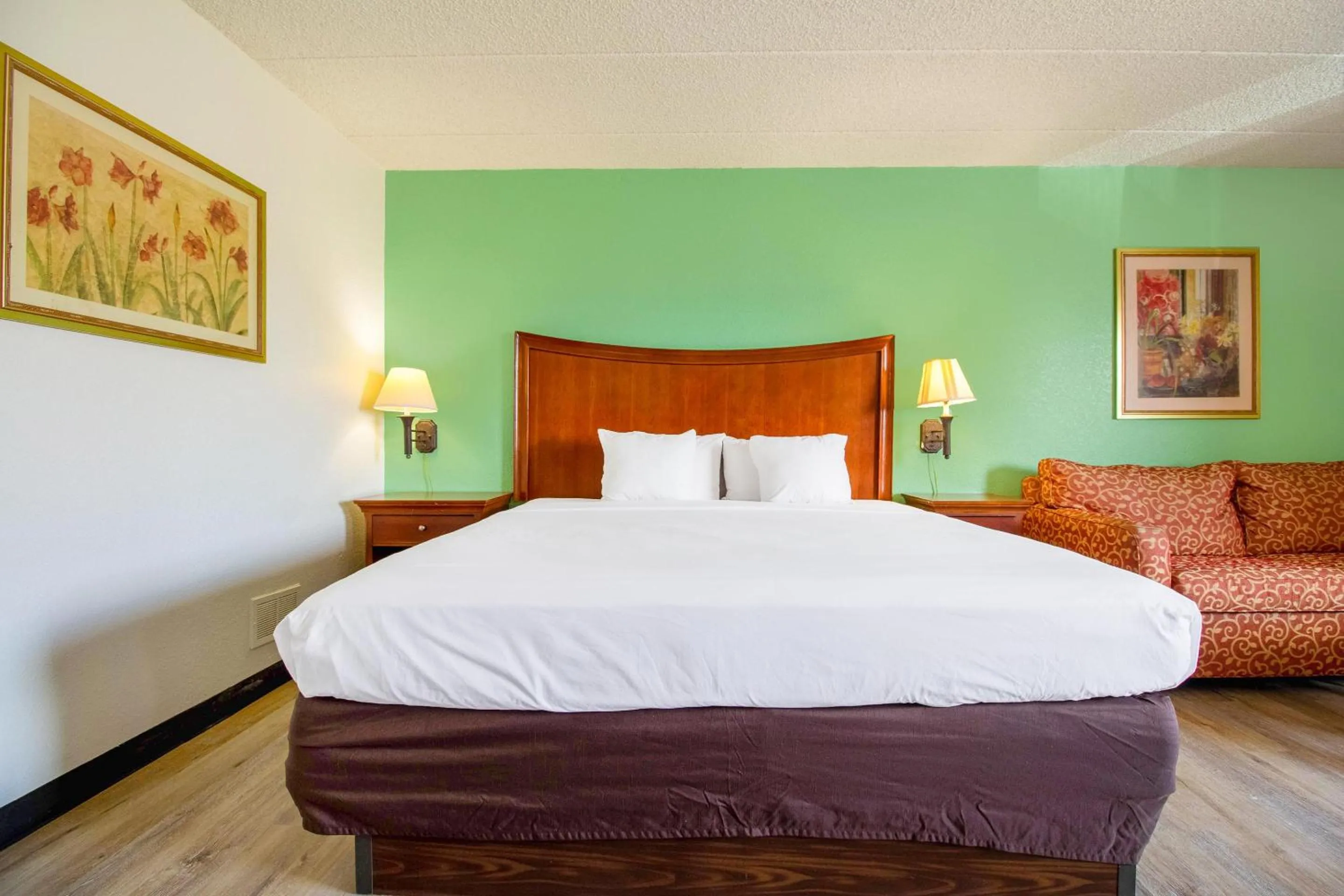 Junior Suite with Kitchenette in Tulsa Square Hotel Central, I-44 By OYO