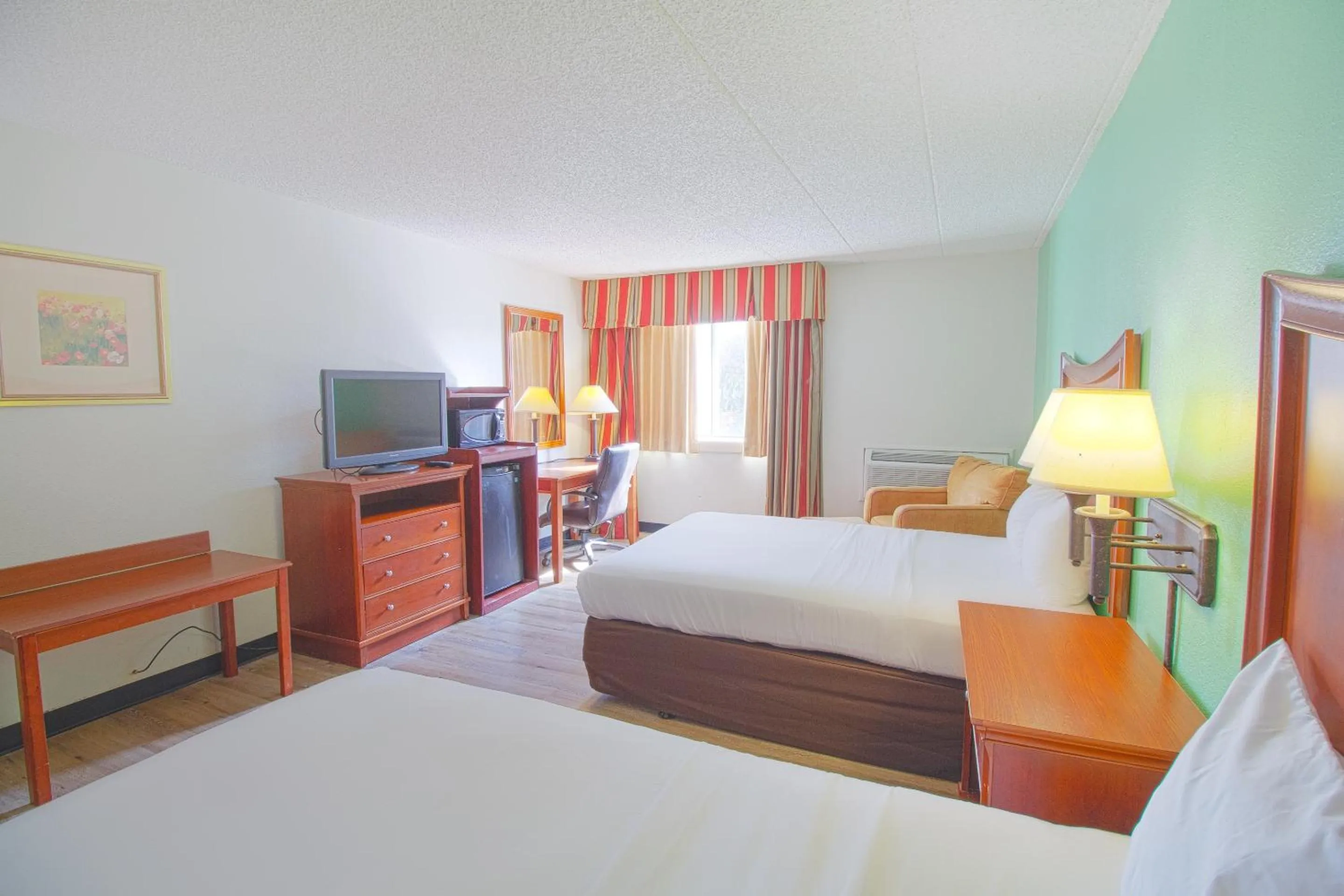 2 Full Beds with Kitchenette in Tulsa Square Hotel Central, I-44 By OYO