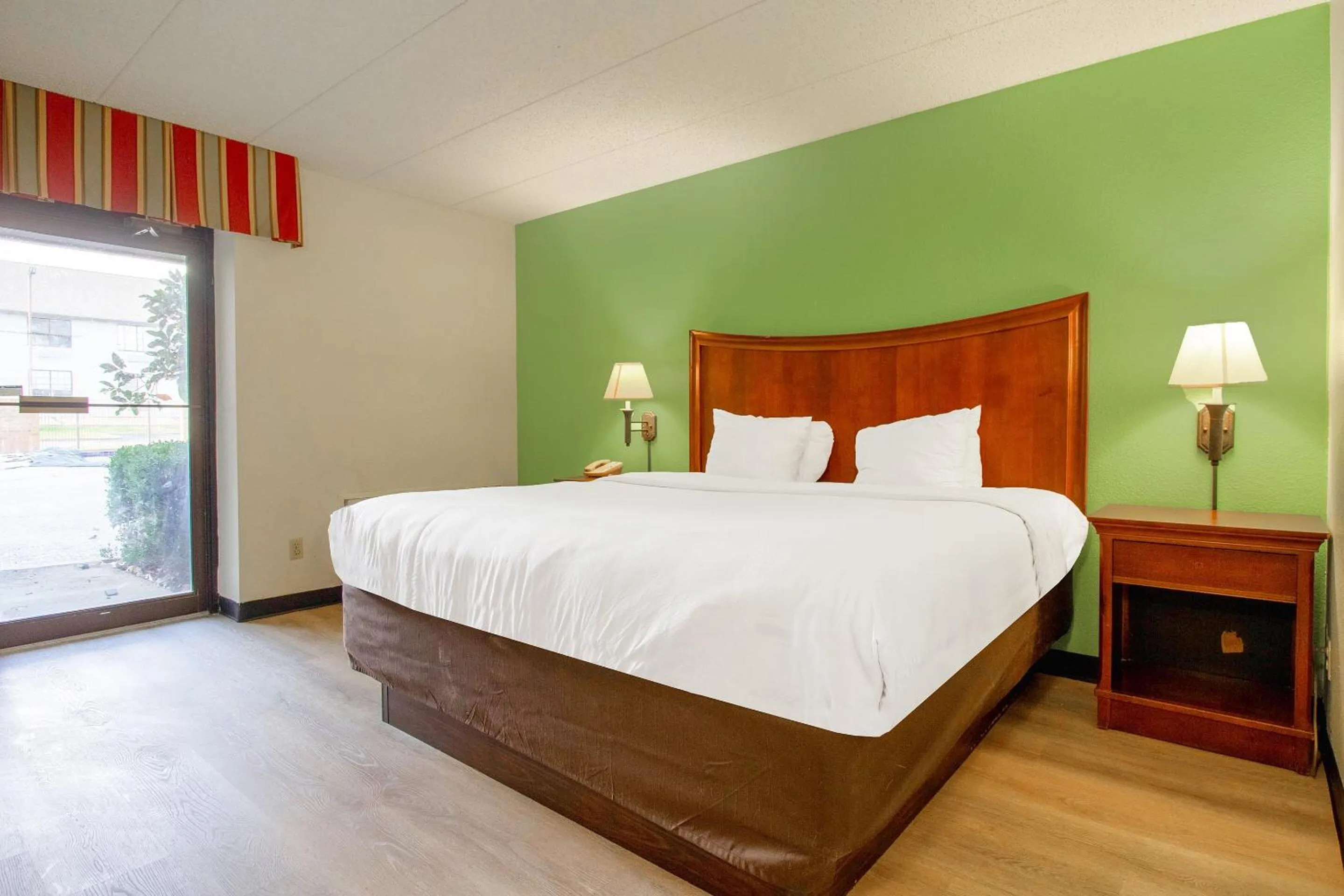 King Room with Kitchenette in Tulsa Square Hotel Central, I-44 By OYO