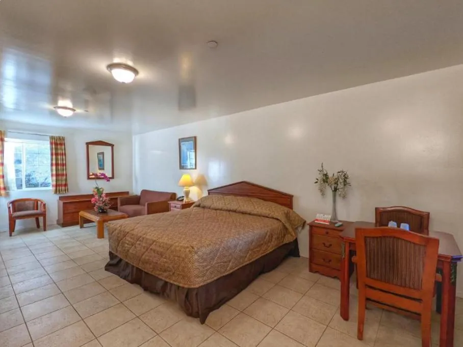 Deluxe King Room in Americas Best Value Inn Oxnard-Port Hueneme