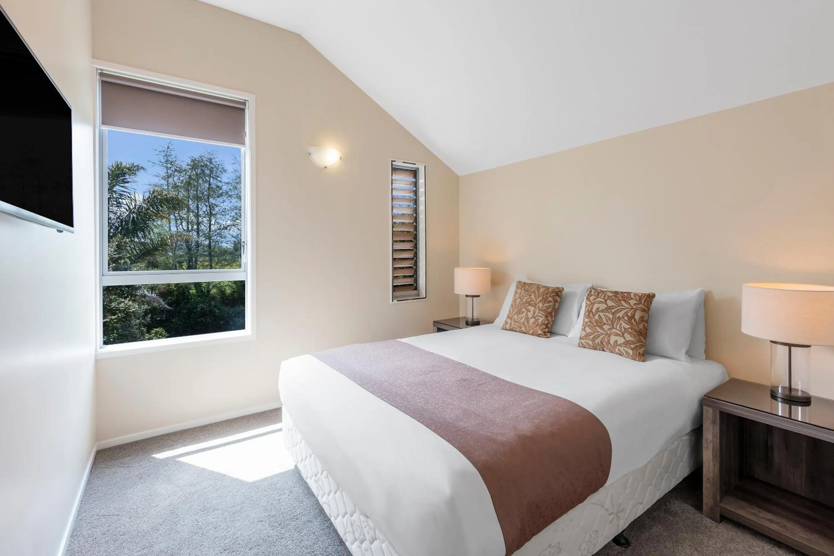 Executive Three Bedroom Chalet with Lake View in Ramada Resort By Wyndham Rotorua Marama