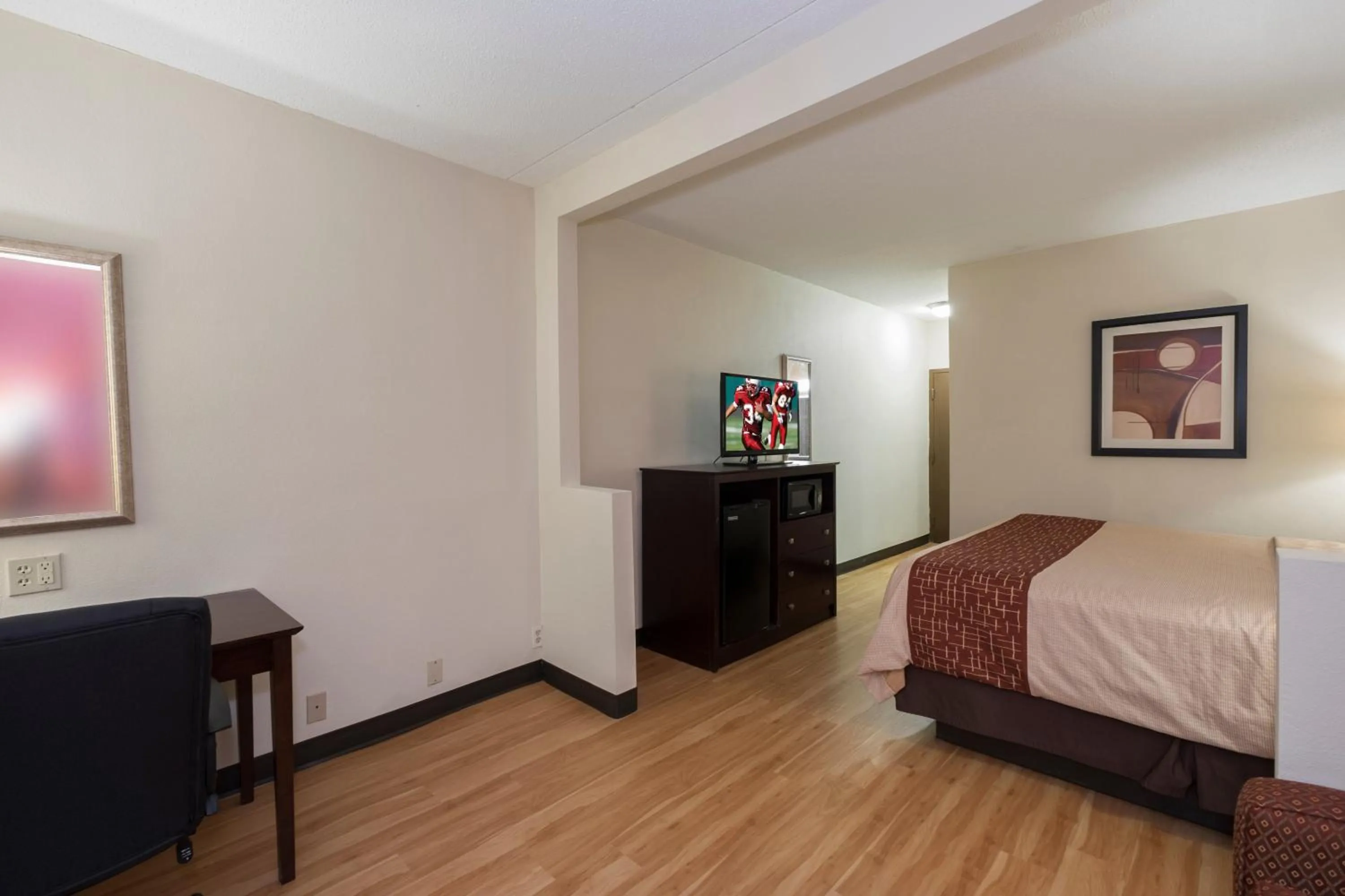 Superior King Suite - Non-Smoking in Red Roof Inn & Suites Cincinnati North-Mason