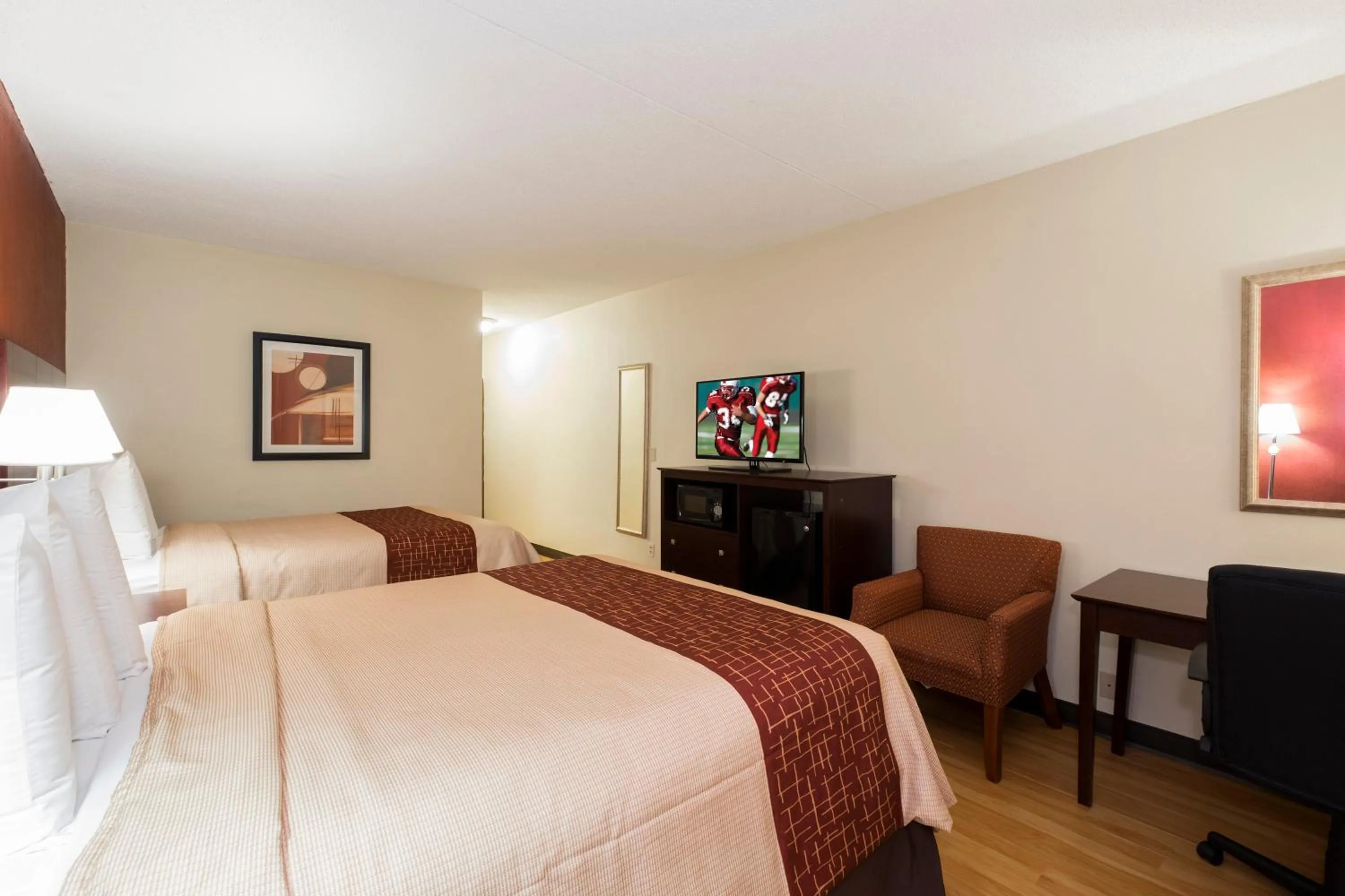 Deluxe Queen Room with Two Queen Beds - Smoking in Red Roof Inn & Suites Cincinnati North-Mason