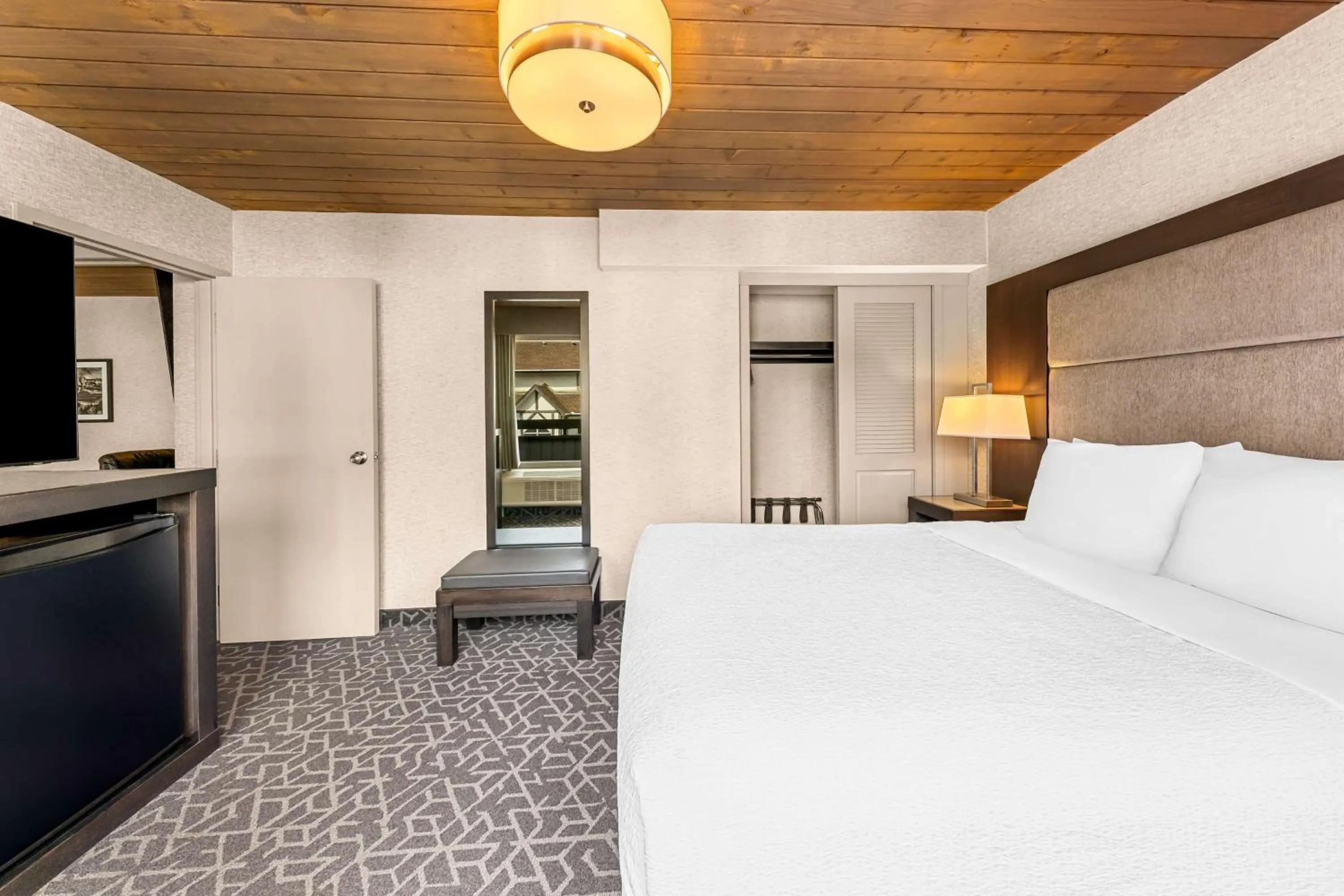 King Suite with Hot Tub in Best Western Plus Banff International Lodge