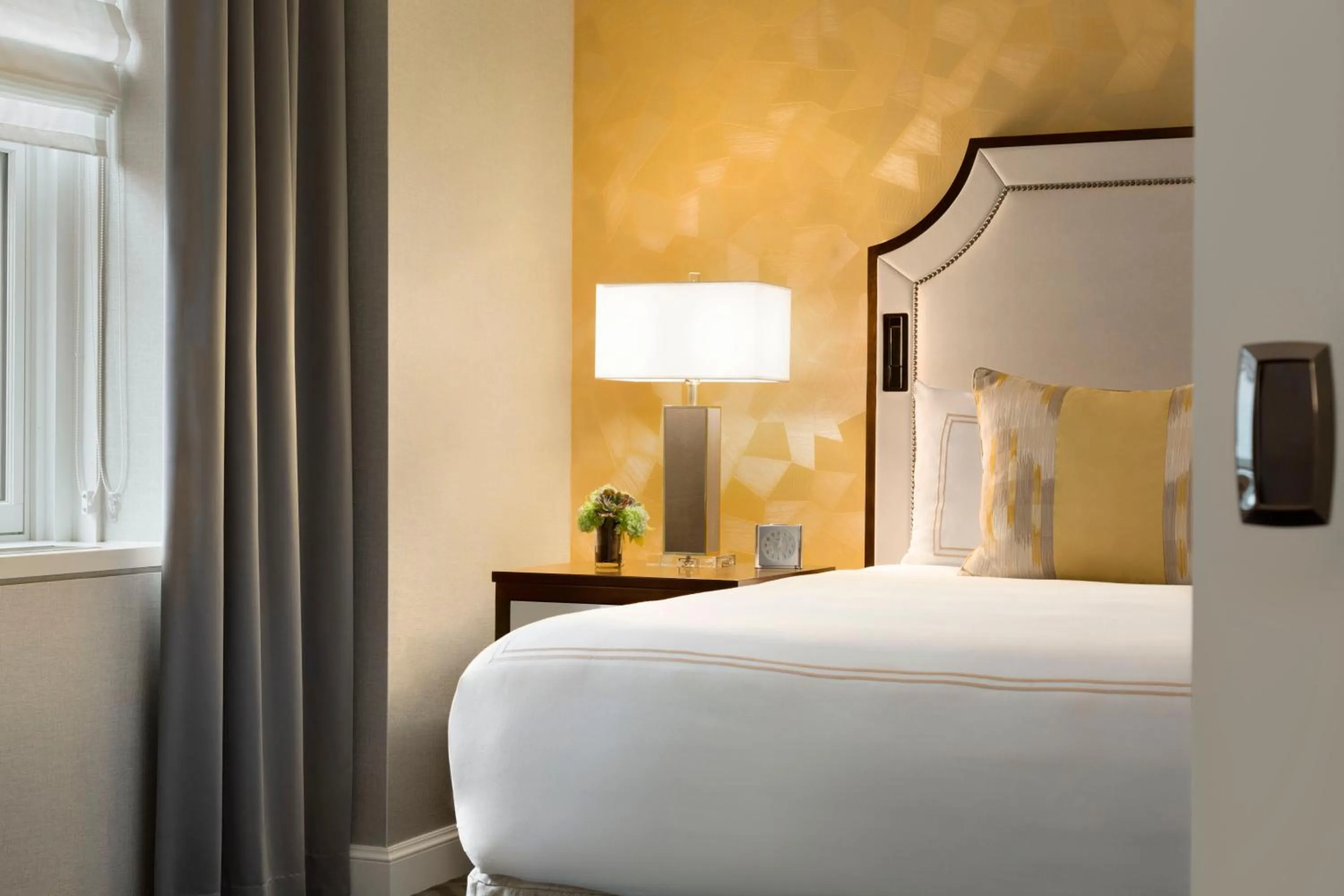 Signature Junior King Suite in Fairmont Olympic Hotel