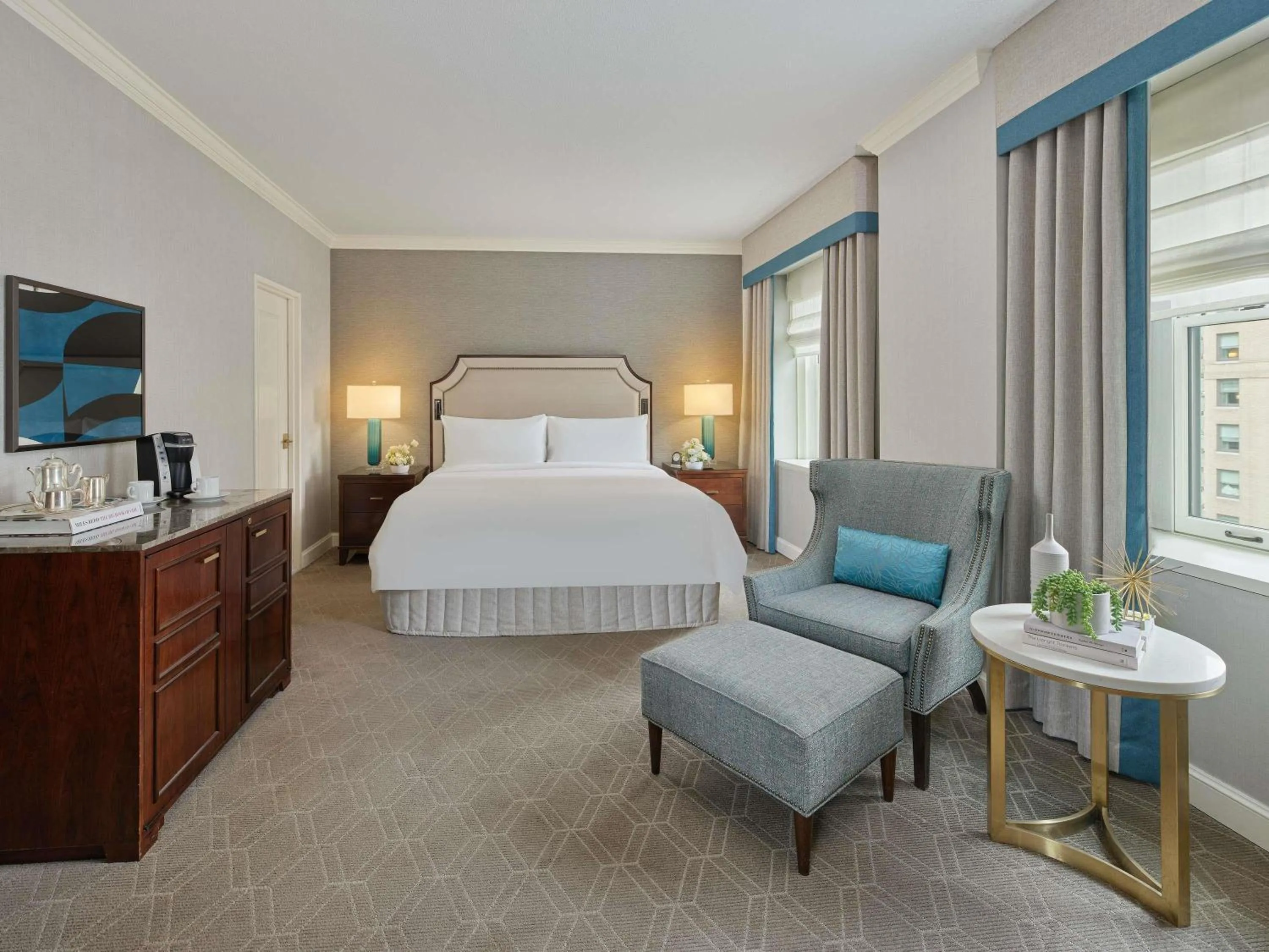 Deluxe Corner King Room in Fairmont Olympic Hotel