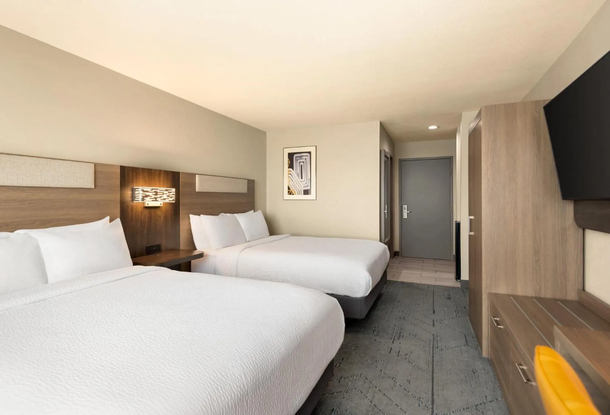 Standard Queen Room with Two Queen Beds and Roll-In Shower - Mobility Access in Holiday Inn Express Morgantown by IHG