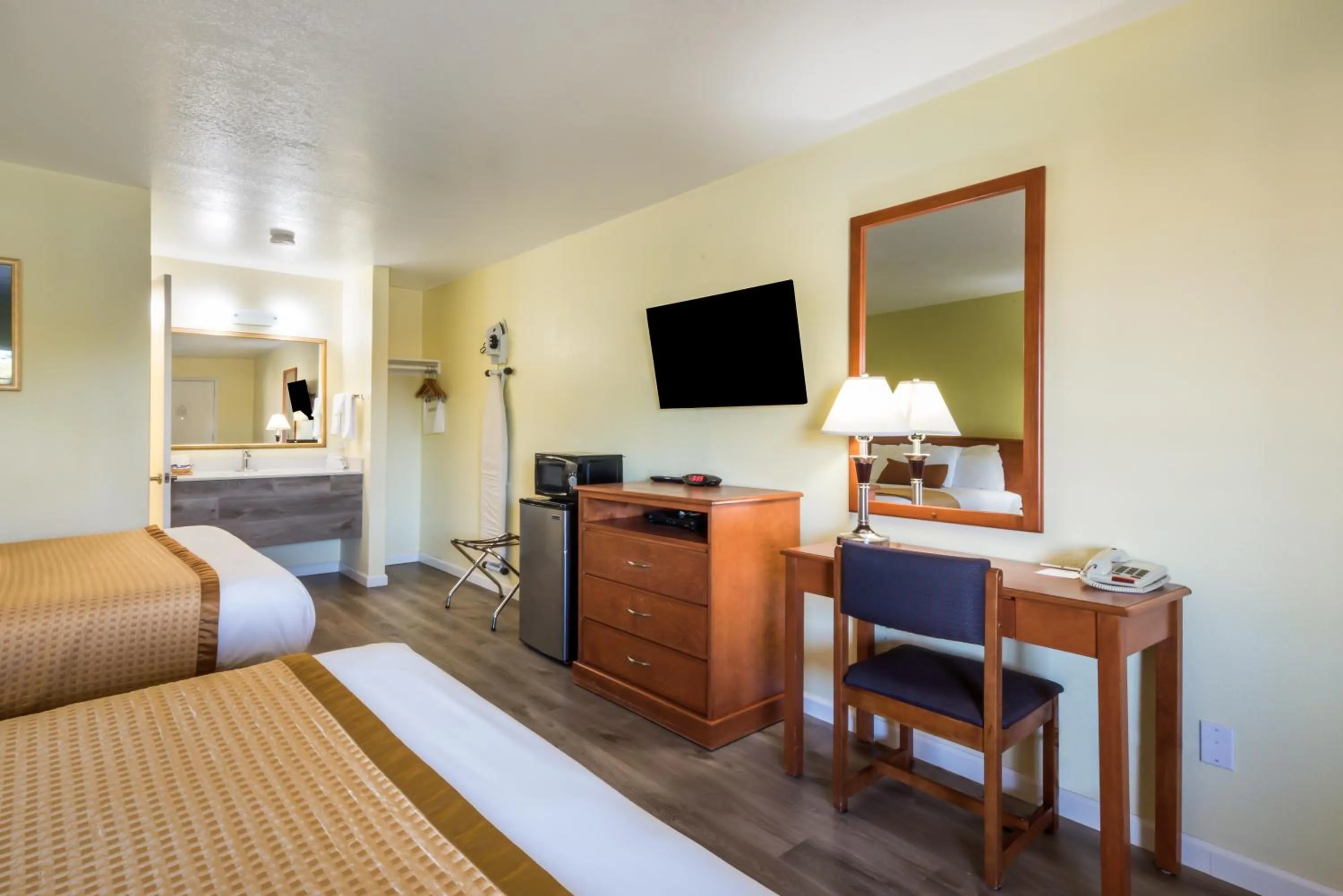 Queen Room with Two Queen Beds in Americas Best Value Inn Santa Rosa
