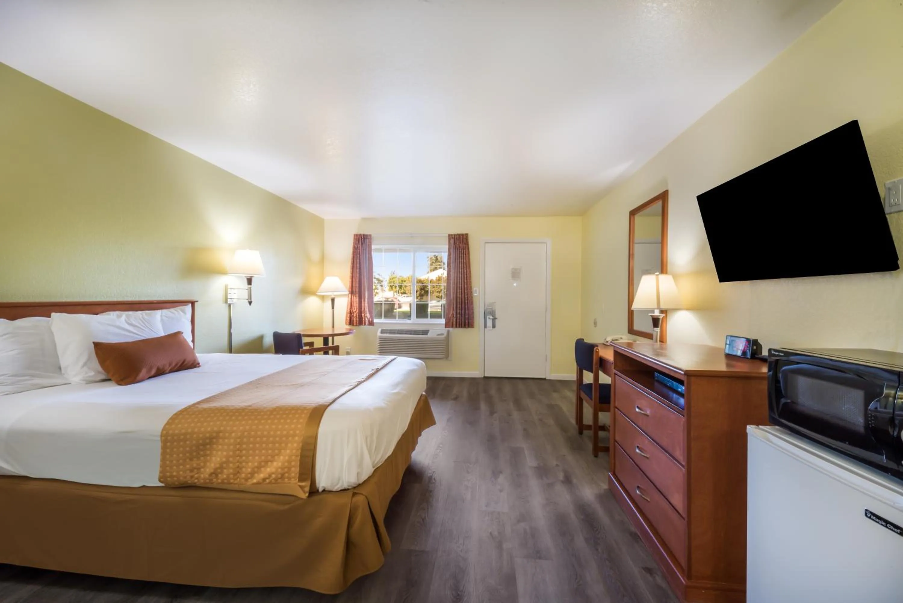 Queen Room in Americas Best Value Inn Santa Rosa