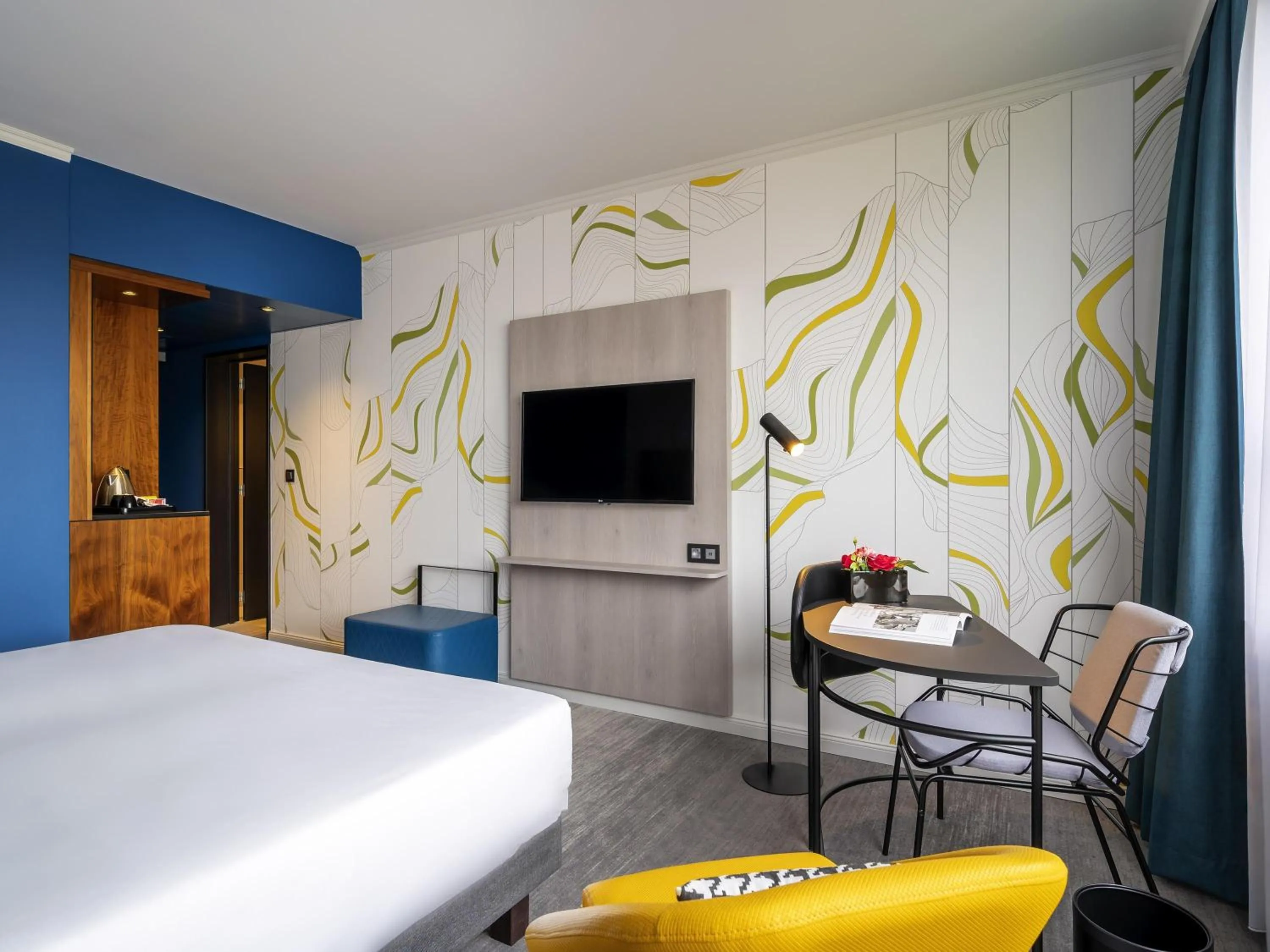 Classic King Room with Sofa Bed and City Side View in Mercure Antwerp City Centre